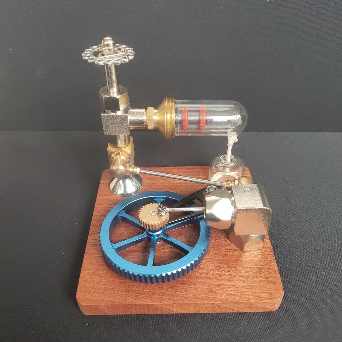 Motore Stirling con velocità regolabile e volano orizzontale | Il controllo della velocità consente di variare il movimento sul volano orizzontale.