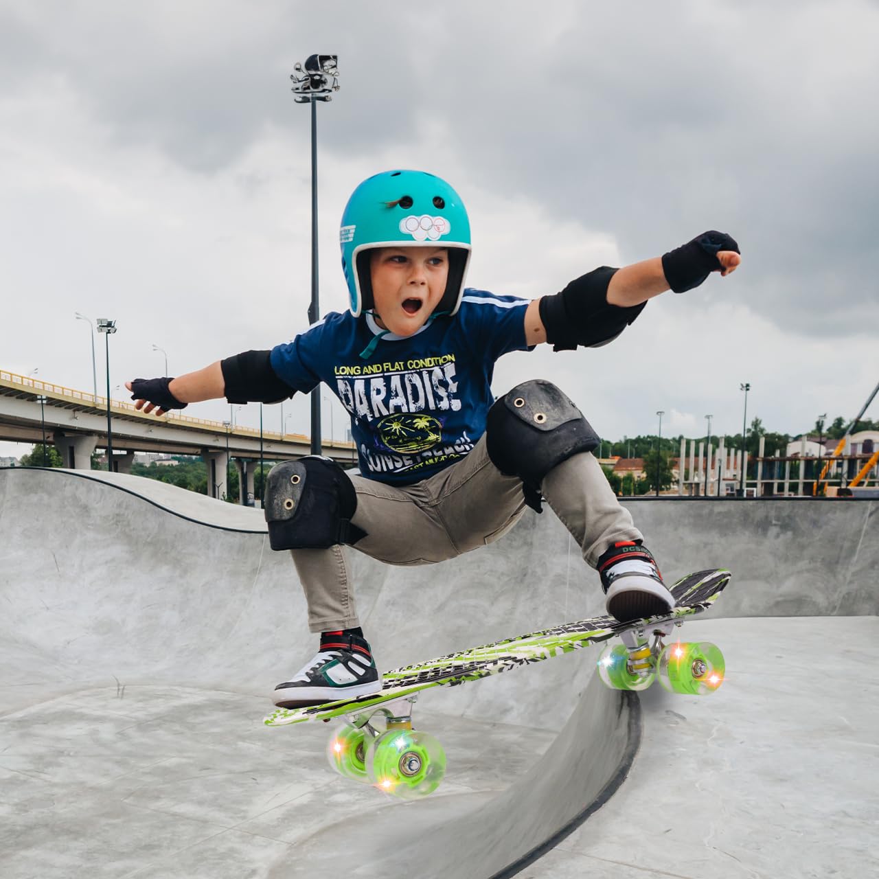 Malplay Mini Skateboard mit Leuchtende RGB LED-Räder | 22" Cruiser Board für Kinder und Jugendliche | Kinderskateboards | Gute Wahl für Anfänger | ab 6 Jahre | 56cm | Grün