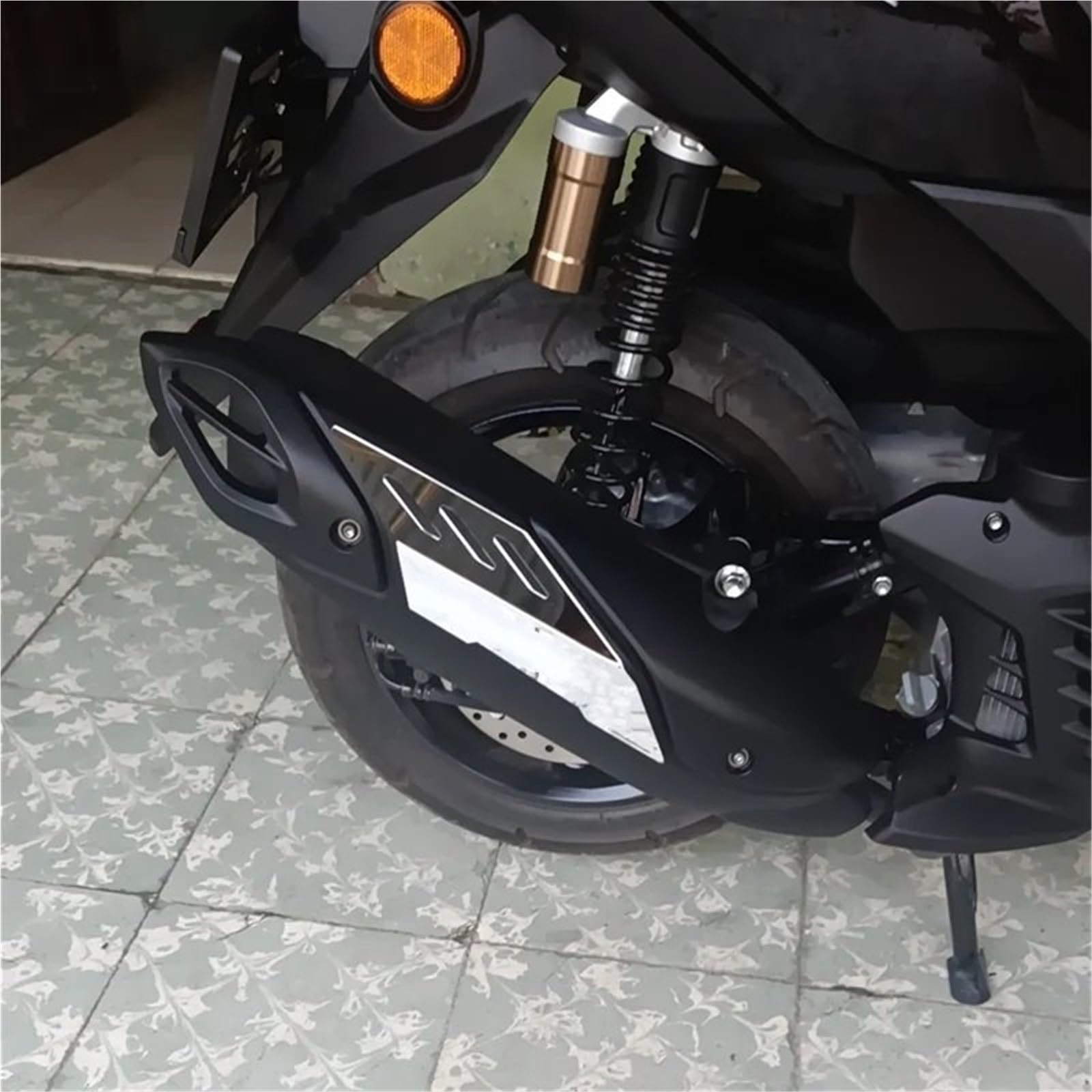 Tłumik do motocykla rura osłona cieplna Pasuje do motocykla NMAX155 V3/Turbo 2024-2025. Dekoracja pokrywy tłumika wydechu. Akcesoria wykończeniowe(Silver)