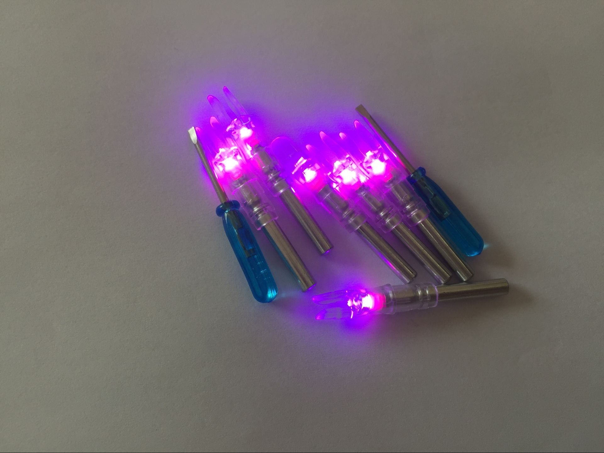 Lot de 6 encoches lumineuses automatiquement pour diamètre intérieur 6,2 mm flèches taille S (violet)