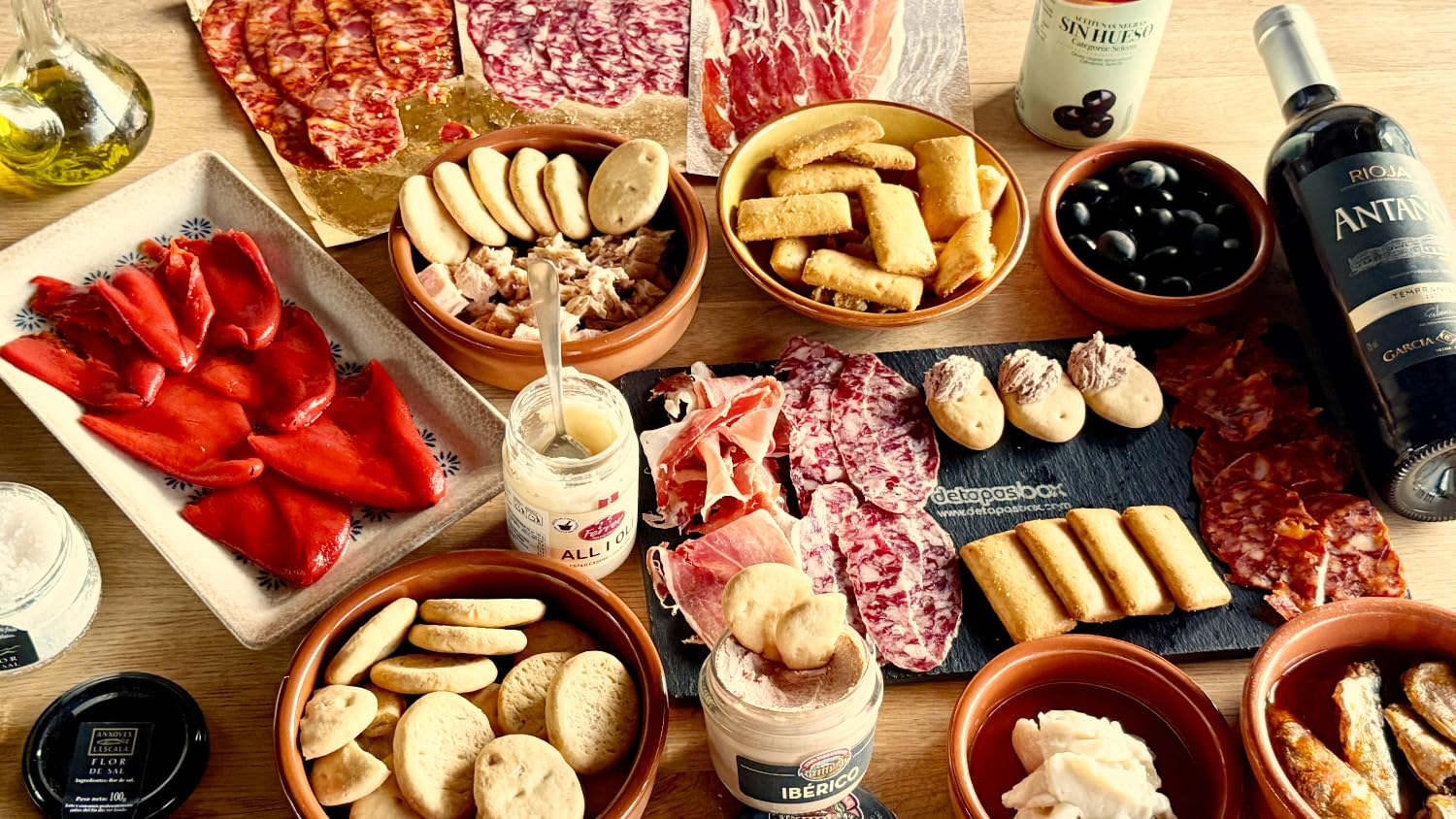 Panier-cadeau gourmet espagnol : jambon ibérico, chorizo, pata negra, baron de Ley Reserva et autres spécialités