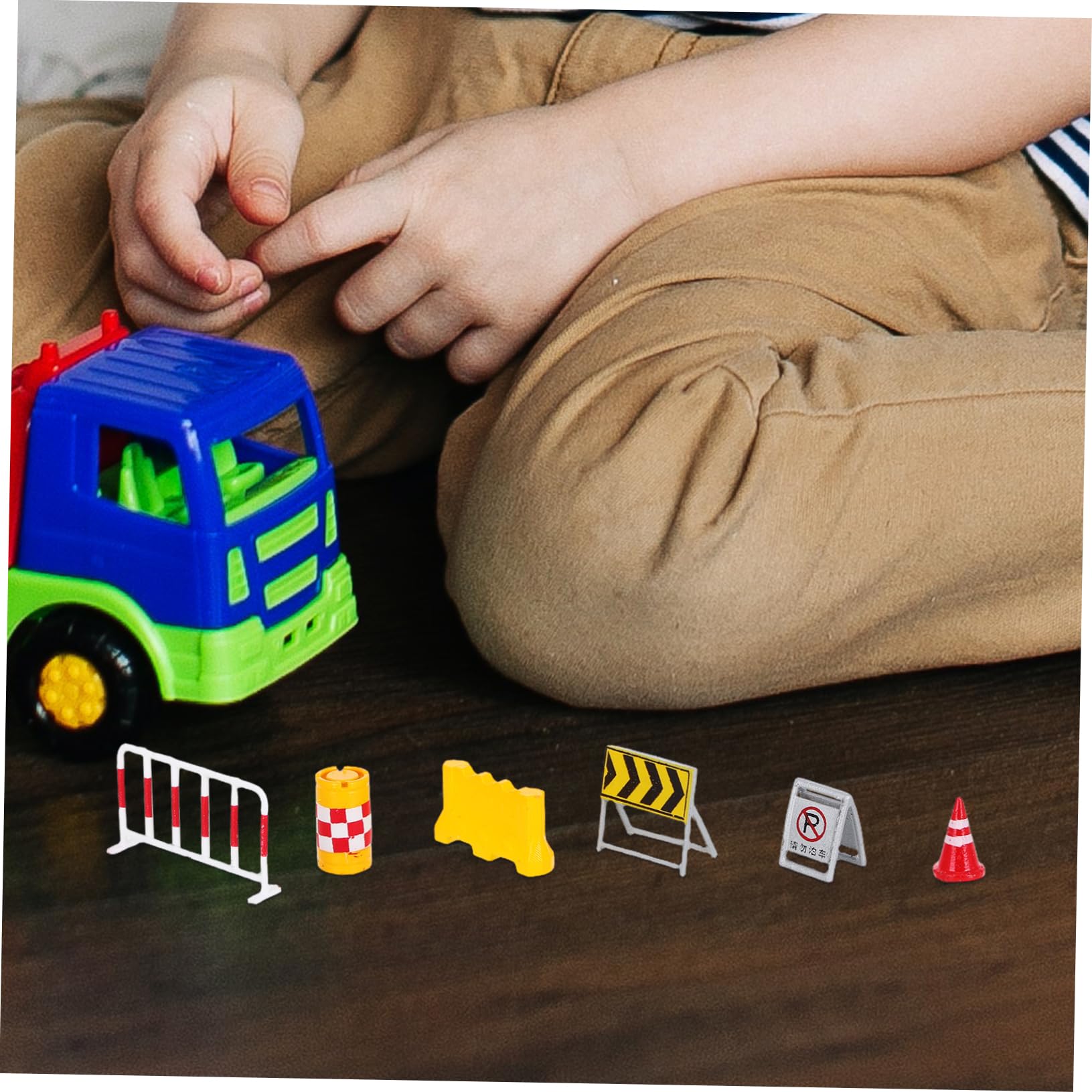 IMIKEYA Modèle Miniature de Barrière Routière en Résine 3D 14 Pièces Facile à Nettoyer pour Décoration, Photographie et Vitrine à Figurines D'garçon et Filles