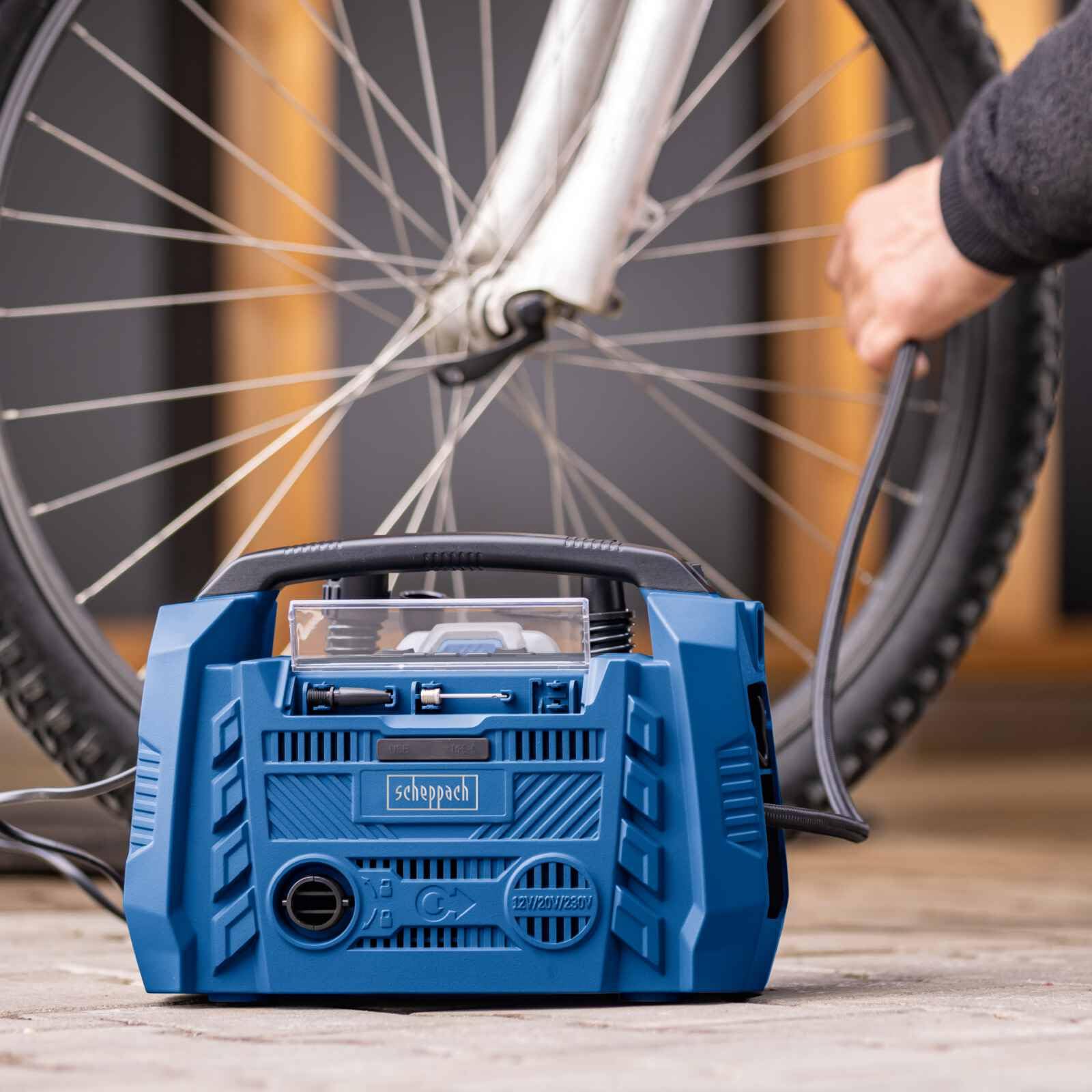 Scheppach Compresseur sans fil Airforce 6 20 V - Débit d'air 21 l/min - Tuyau haute pression 75 cm - 3 types d'entraînement - Port USB-A et USB-C - Série IXES 20 V - Avec batterie 4 Ah et chargeur 2,4