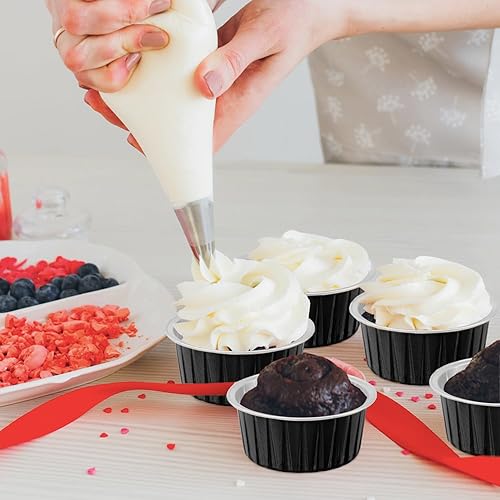 Vista 5 de Lainrrew Paquete de 50 tazas para hornear con tapas, moldes de papel de aluminio para magdalenas, moldes de papel de aluminio desechables, soportes