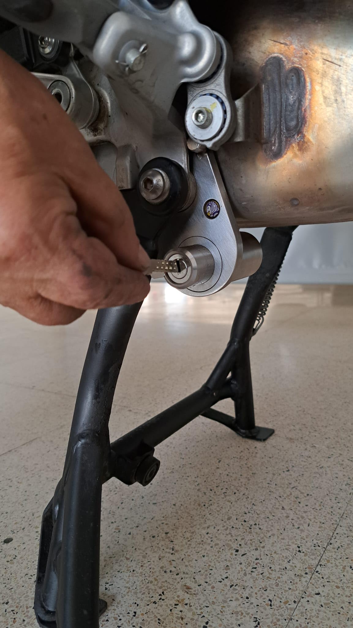 BLOCK BRAKE - ANTIFURTO MECCANICO BLOCCA CAVALLETTO CENTRALE PER MOTO DUCATI MULTISTRADA V4 IN ACCIAIO INOX CON CHIAVE CODIFICATA.