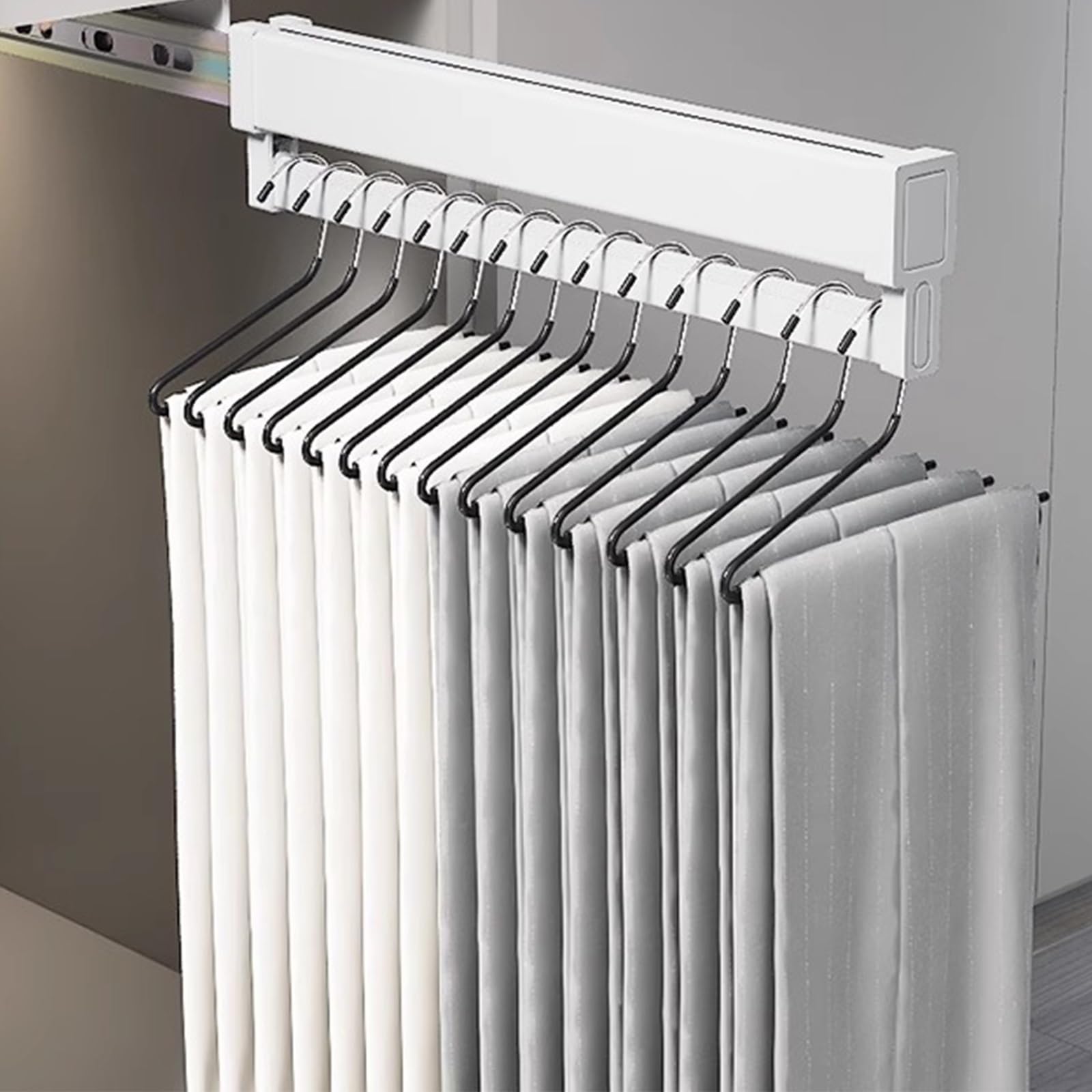 Porte-pantalons coulissant robuste pour maximiser l'espace d'un petit dressing