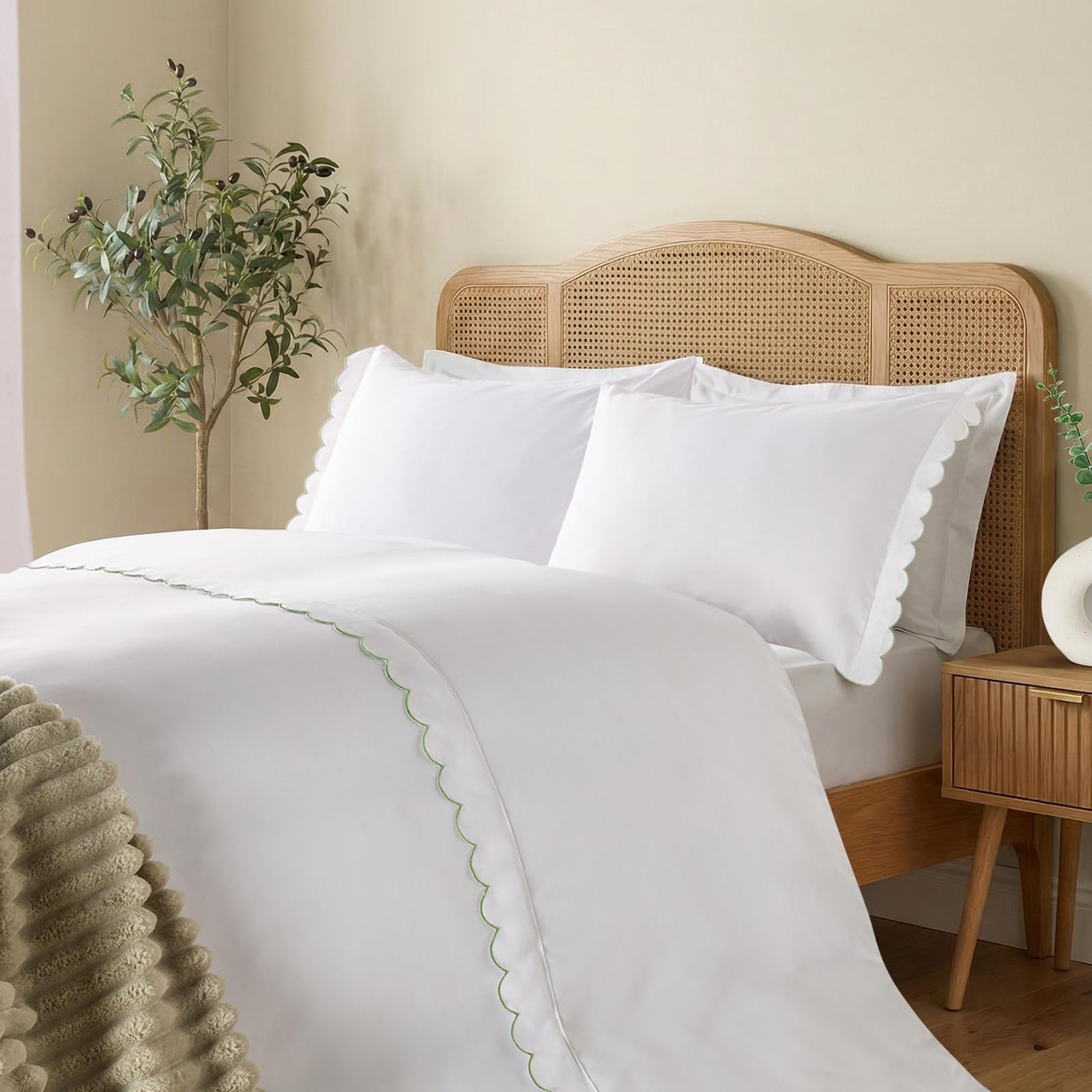 Ohs White/Sage Double Duvet Set Bedding, Super Soft Cosy Warm Microfibre Polyester Stylish Scallop Edge Contrast Double Quilt Cover With Matching Pillowcases