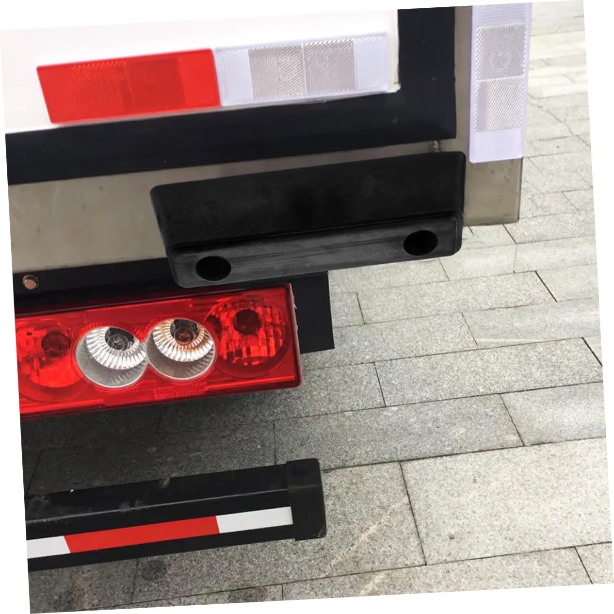 Industrial Rubber Bumper Guard for Trucks Heavy-Duty Rear Cargo Protector Anti-Collision Cushion Stylish Design for Rearend Damage Protection