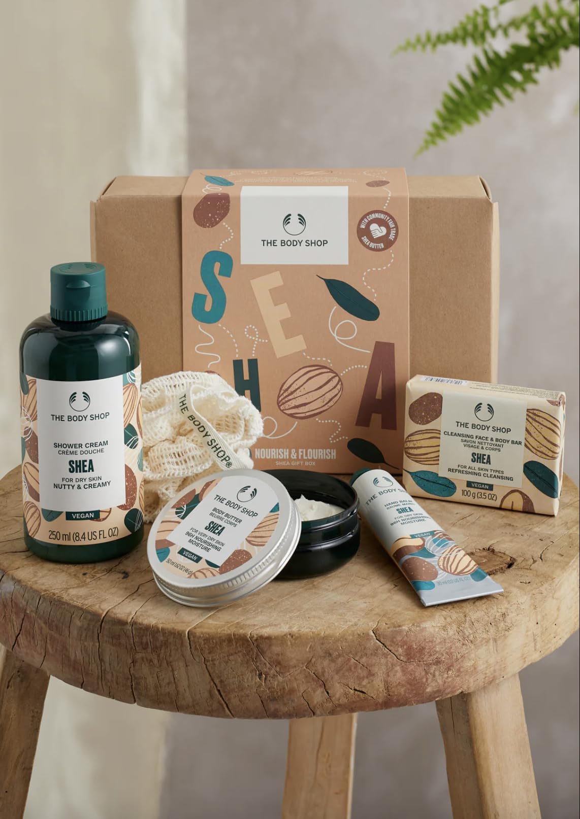 The Body Shop Coffret cadeau au karité - Ensemble de soins pour peau sèche - Crème douche, beurre corporel, baume pour les mains, savon et fleur de ramie - Cosmétiques naturels végétaliens