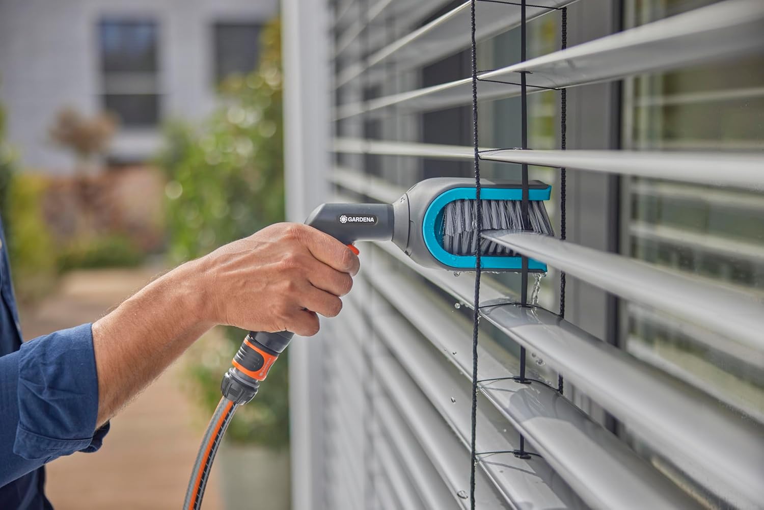 Gardena Cleansystem Blind Brush: Cleaning Brush for C or Z slats, Easy Cleaning of slatted and louvre shutters, swivelling Brush Head, with Water Connection, Convenient Lock (18850-20)