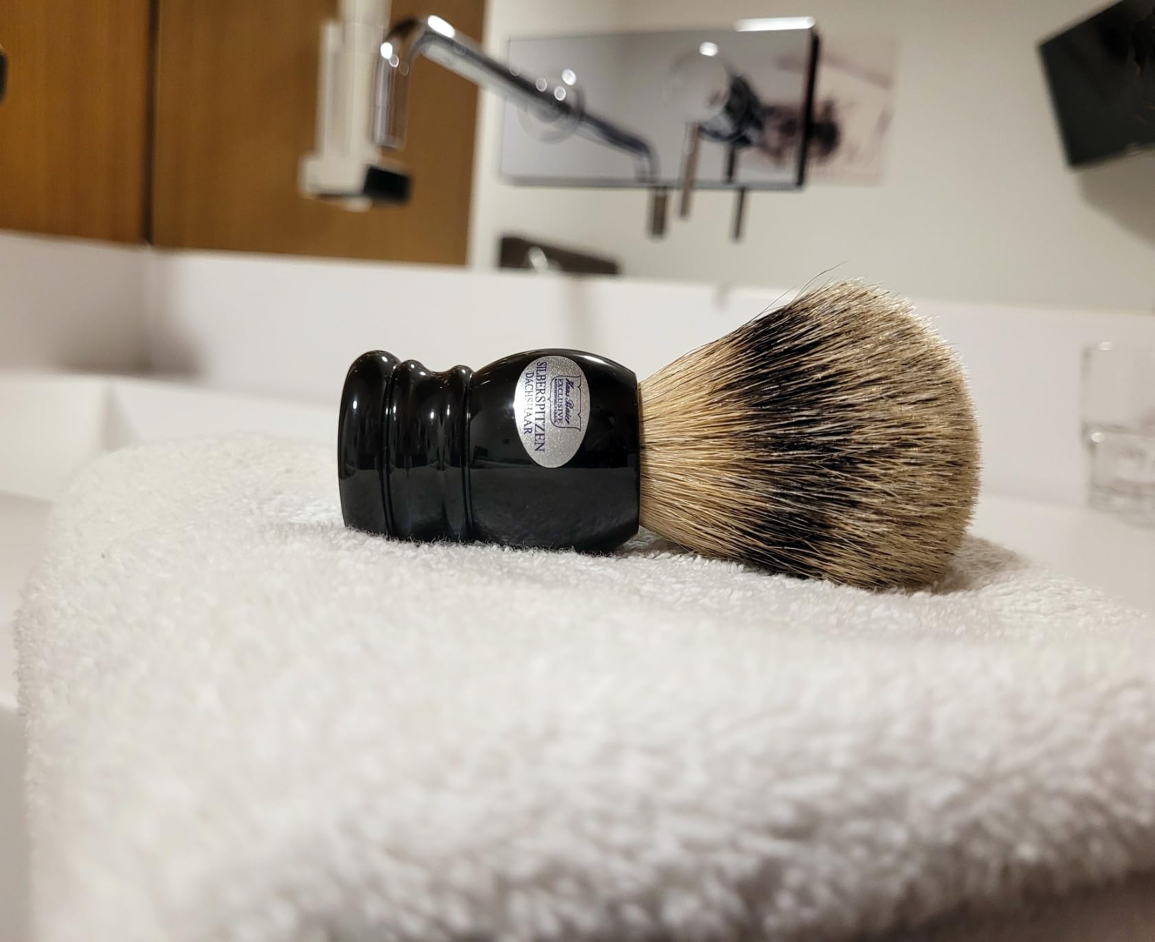 Hans Baier Exclusive - Pennello da barba XXL in vero pelo di tasso, manico nero, misura 5, 101 g