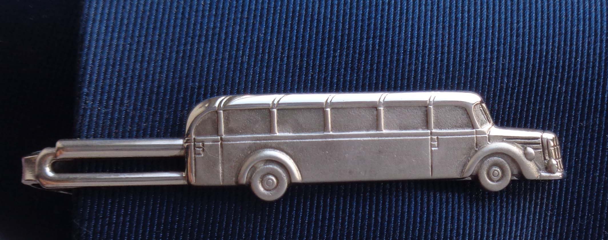 Krawattennadel mit Oldtimerbus ca. 6,8 cm lang silbern satiniert und leicht geschwärzt Patinastil m.i. Germany + Geschenkbox - SALE - Accessoire für die Seidenkrawatte