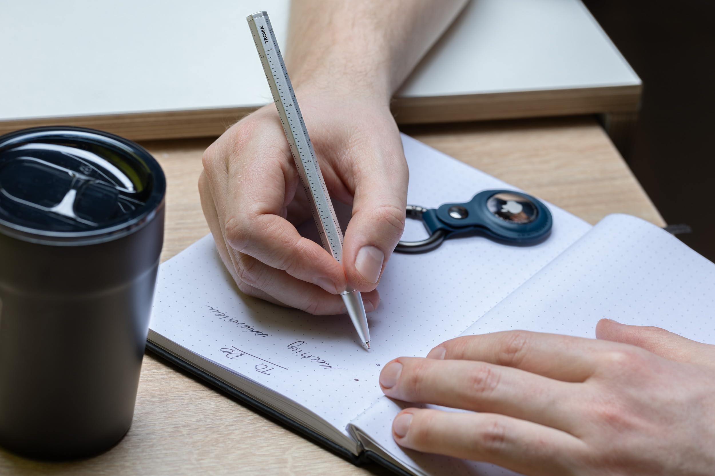 TROIKA Multitasking-balpen (klein), liniaal in centimeter/inch, sleuf-/ kruisschroevendraaier, stylus (geel), zwarte vulling, incl. 2 vullingen, aluminium/messing/staal, mat, geel
