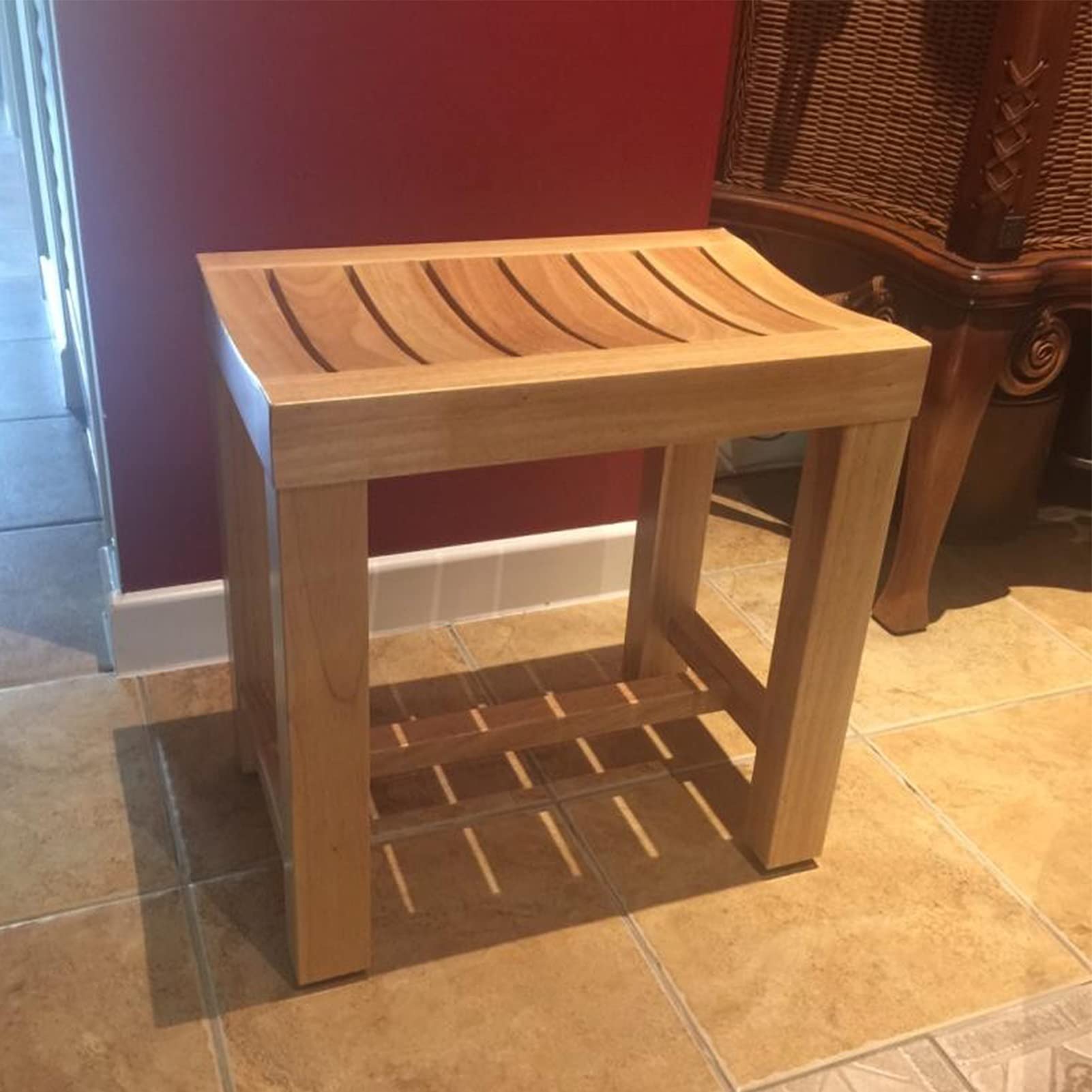 Tabouret de douche d'angle pour rasage sécurisé et confort des seniors