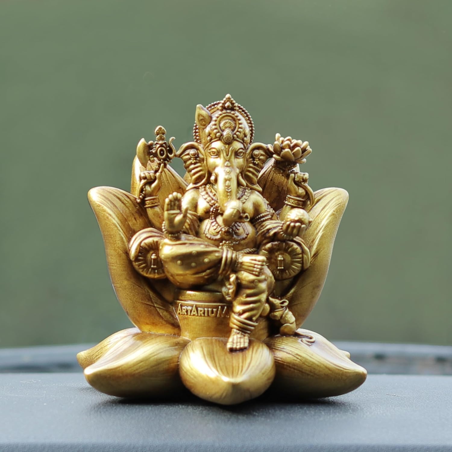 Artarium Figurka Ganesha do samochodu, na deskę rozdzielczą, ręcznie robiona, Padma Ganesha, dekoracja świątyni domowej, Ganpati Murti, pozłacana, rozmiar eksponatu – 2.7 cala