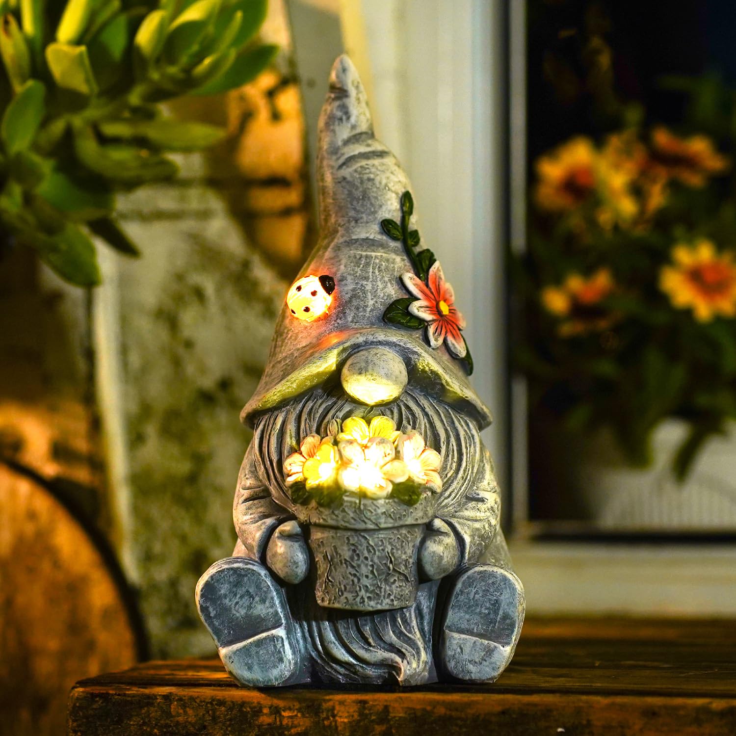 Yeomoo Nains de jardin Figurines solaires pour décoration de jardin extérieure : drôle nain de jardin avec fleurs lampes solaires décoratives cadeaux pour femmes hommes maman cadeau d'anniversaire