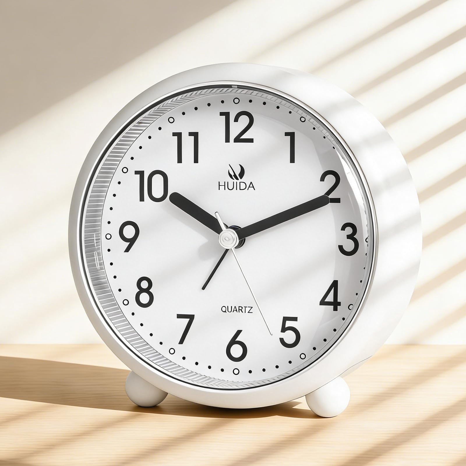 Plliocse Analog Alarm Clock, Small Minimalist Super Silent Non Ticking Desk Clock, Battery Operated Classic Metal Bedside Clock for Bedside Bedroom and Living Room Decor (White)