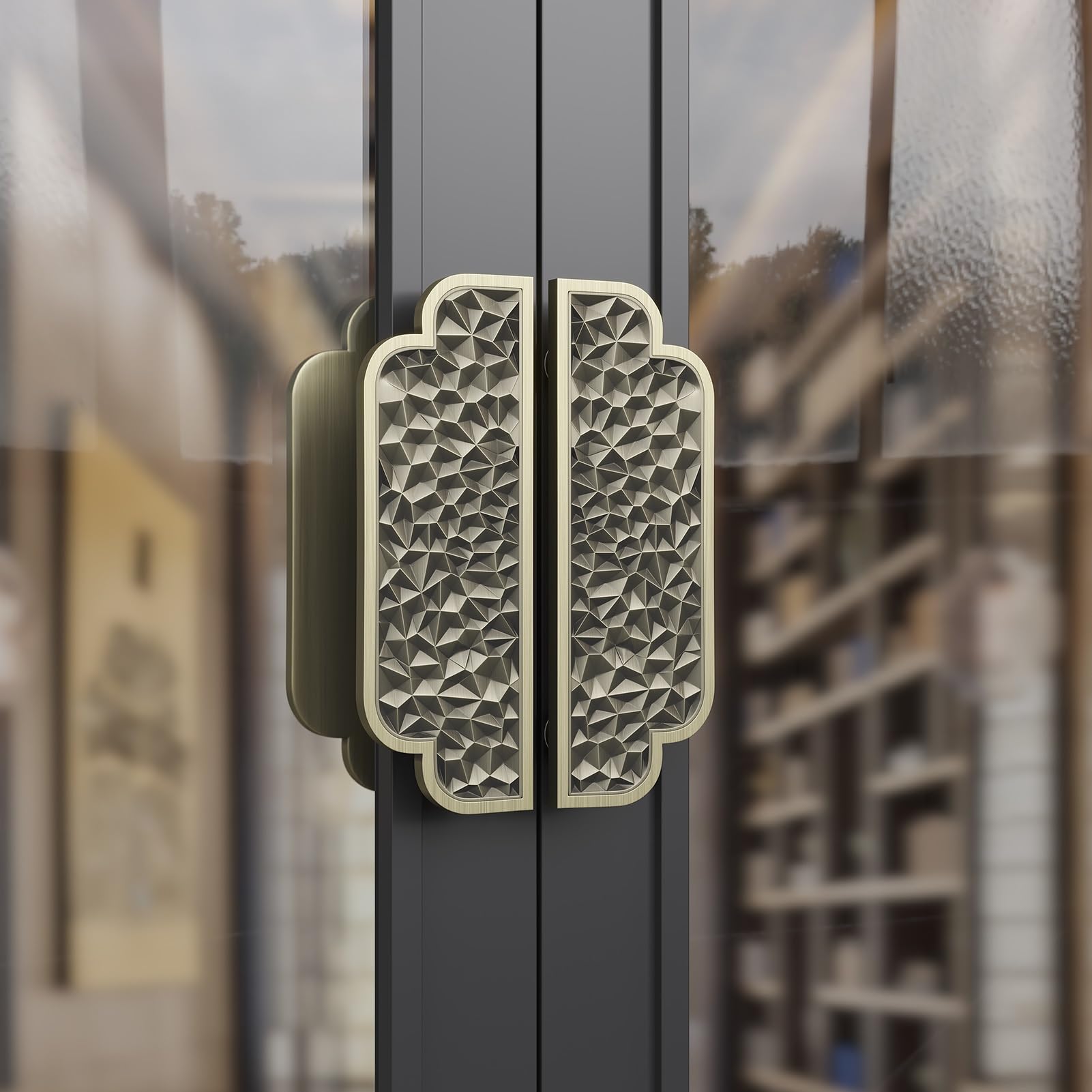Poignées de porte en aluminium sur portail en bois : sublimez votre entrée