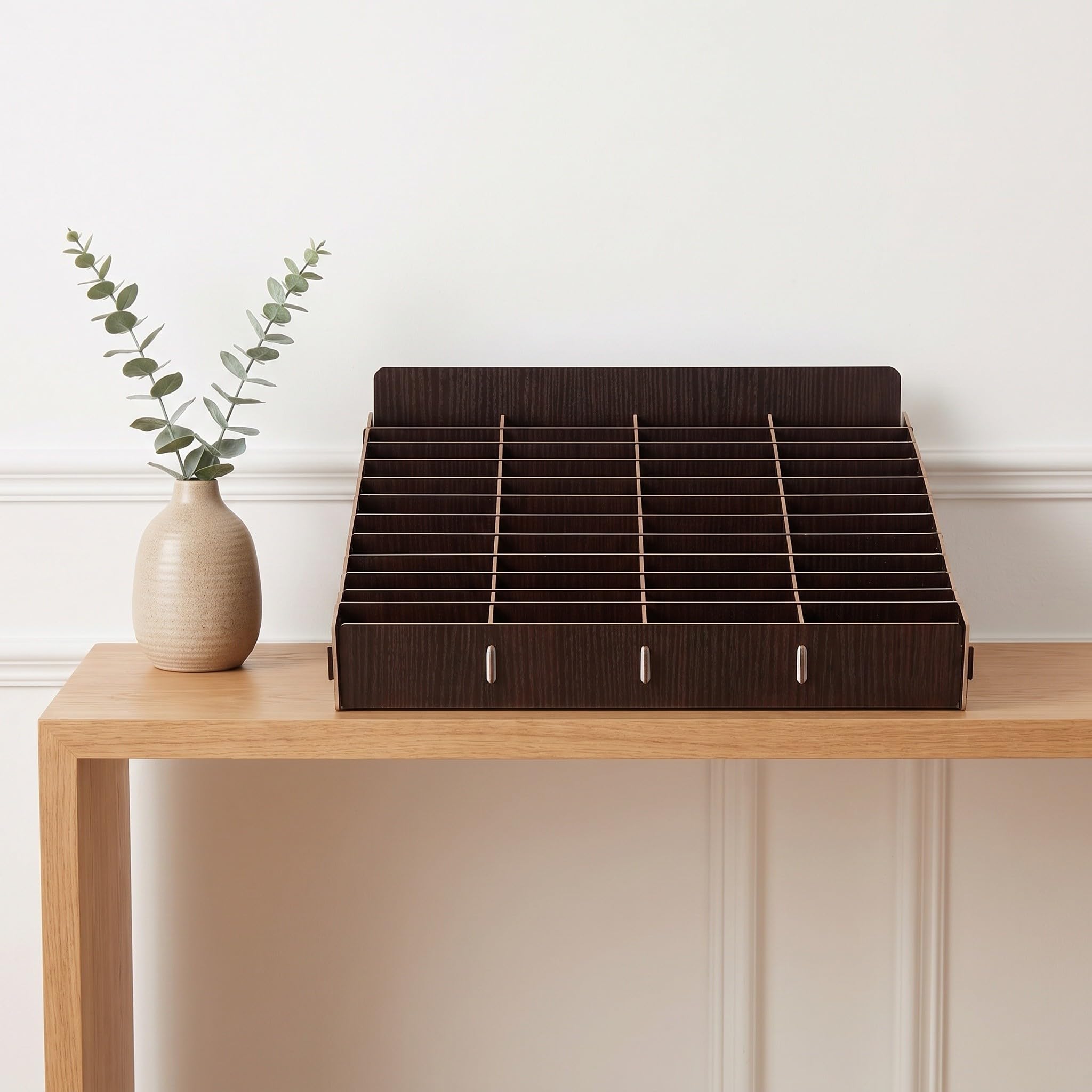 Kisangel Caja organizadora de Madera con 48 Ranuras para Teléfonos, Soporte Inclinado Color Marrón Oscuro, Estante para Almacenamiento de Móviles en Aula, Oficina o Sala de Reuniones