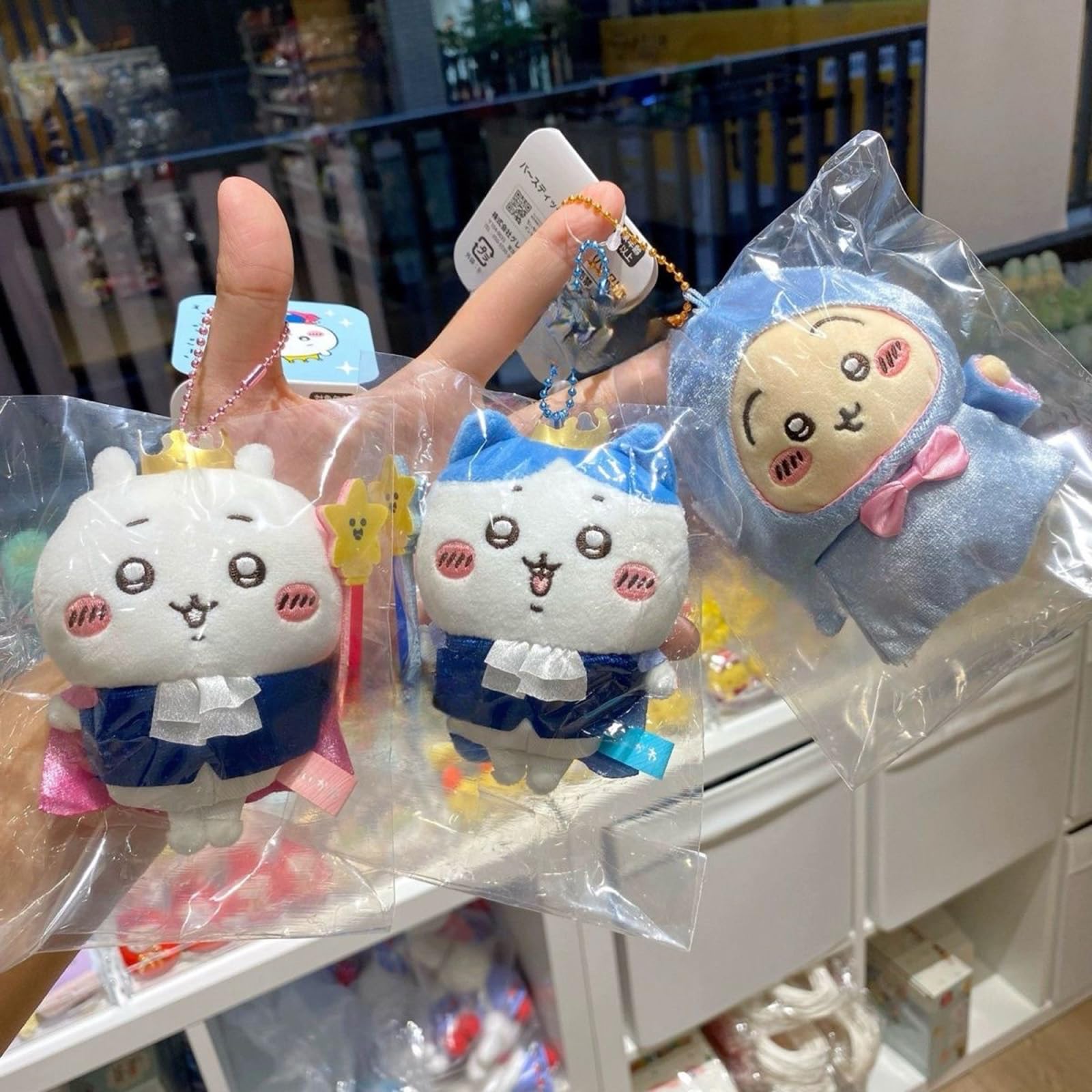 Amazon.co.jp: ちいかわ キーホルダー ぬいぐるみ 誕生日魔法シリーズ Amazon.co.jp: ちいかわ キーホルダー ぬいぐるみ 誕生日魔法シリーズ