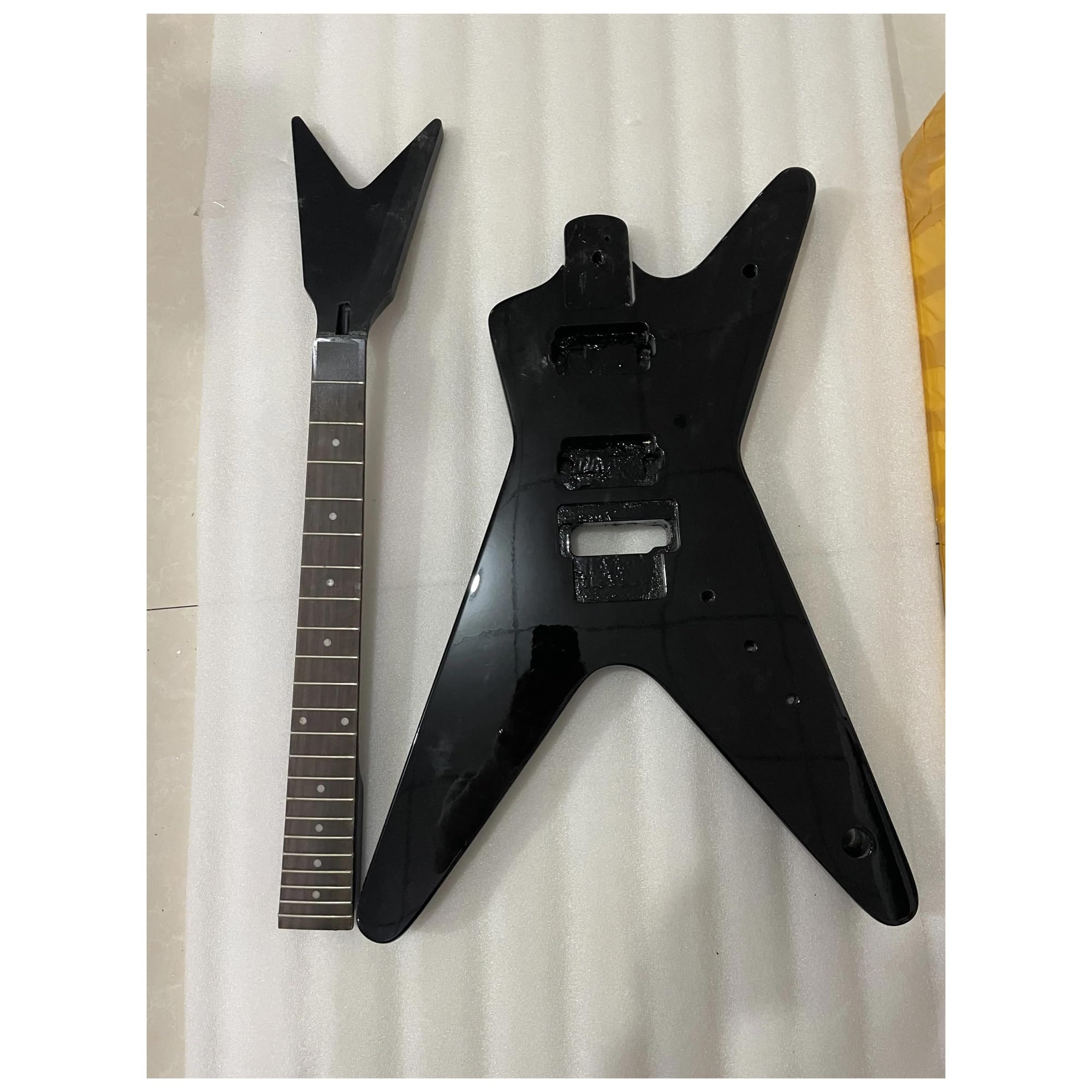 DIY-Gitarren-Bodykit EIN Set Mit Speziell Geformtem Massivem Lindenholz Und Schwarzem E-Gitarren-Kit, Korpus Und Hals, Ahornhals, DIY-Teil