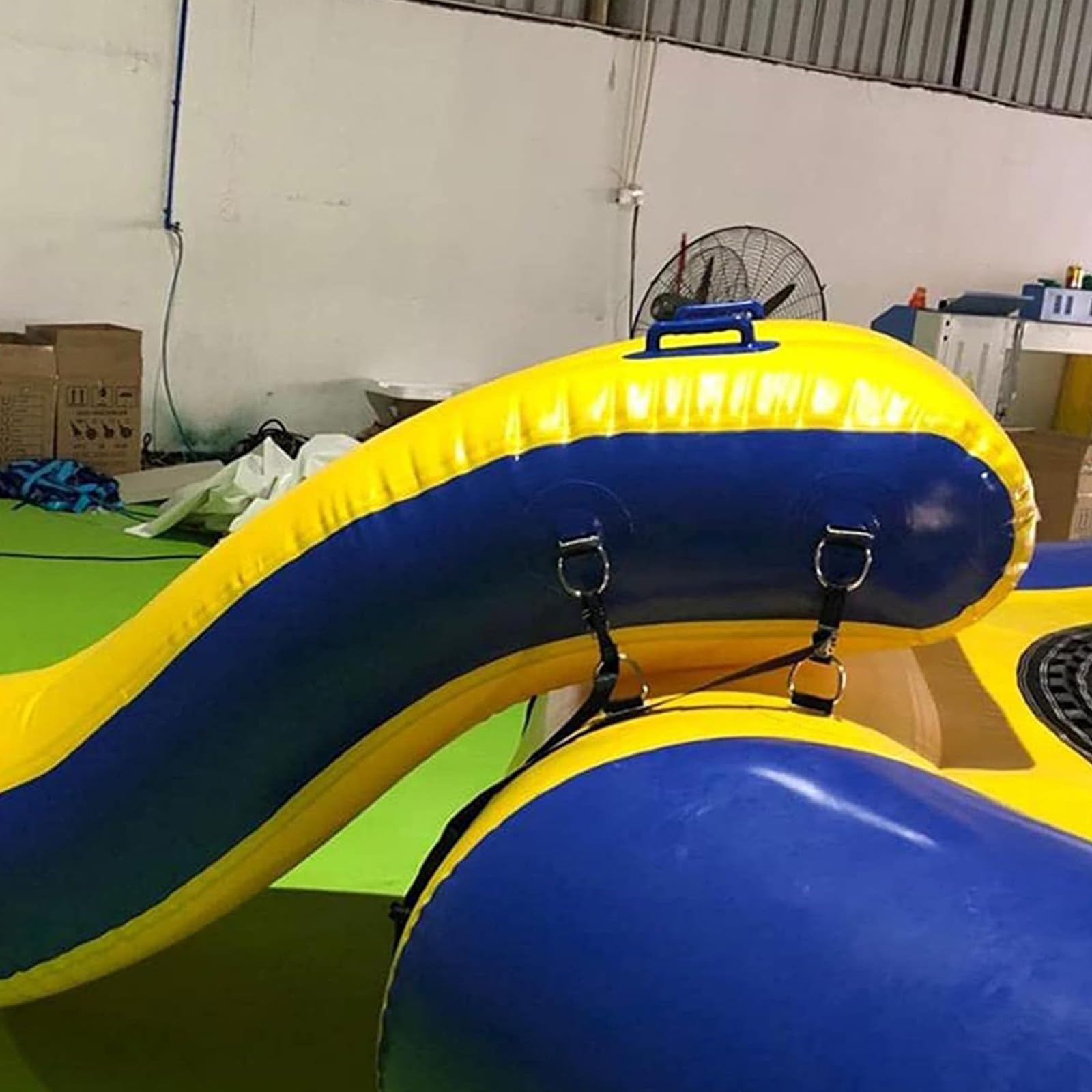 Nadmuchiwana trampolina ze zjeżdżalnią – przenośna platforma do skakania nad jeziorem i morzem – idealna do aktywności rekreacyjnych w wodzie, rodzinnej zabawy i letnich imprez