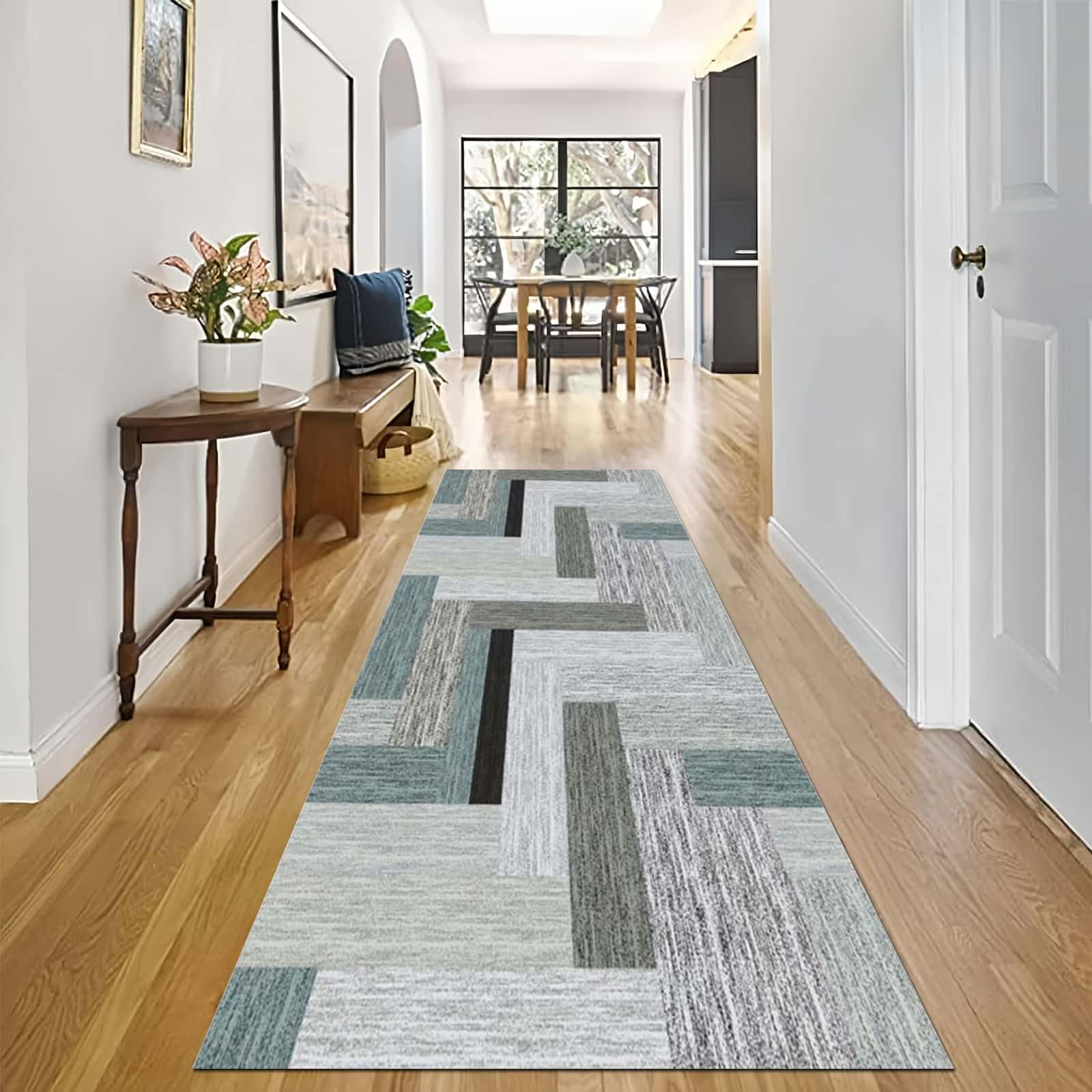Tapis couloir antidérapant gris pelucheux pour sécuriser un sol glissant
