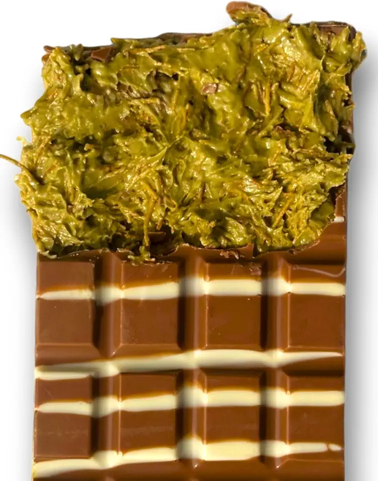 Handgjord mjölkchoklad med pistaschmandlar