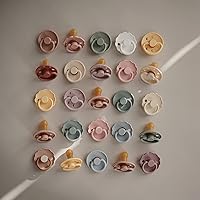 Vista 2 de FRIGG Rope - Chupete de goma natural para bebé, hecho en Dinamarca, sin BPA (vista al océano/azul polvo, 6-18 meses)