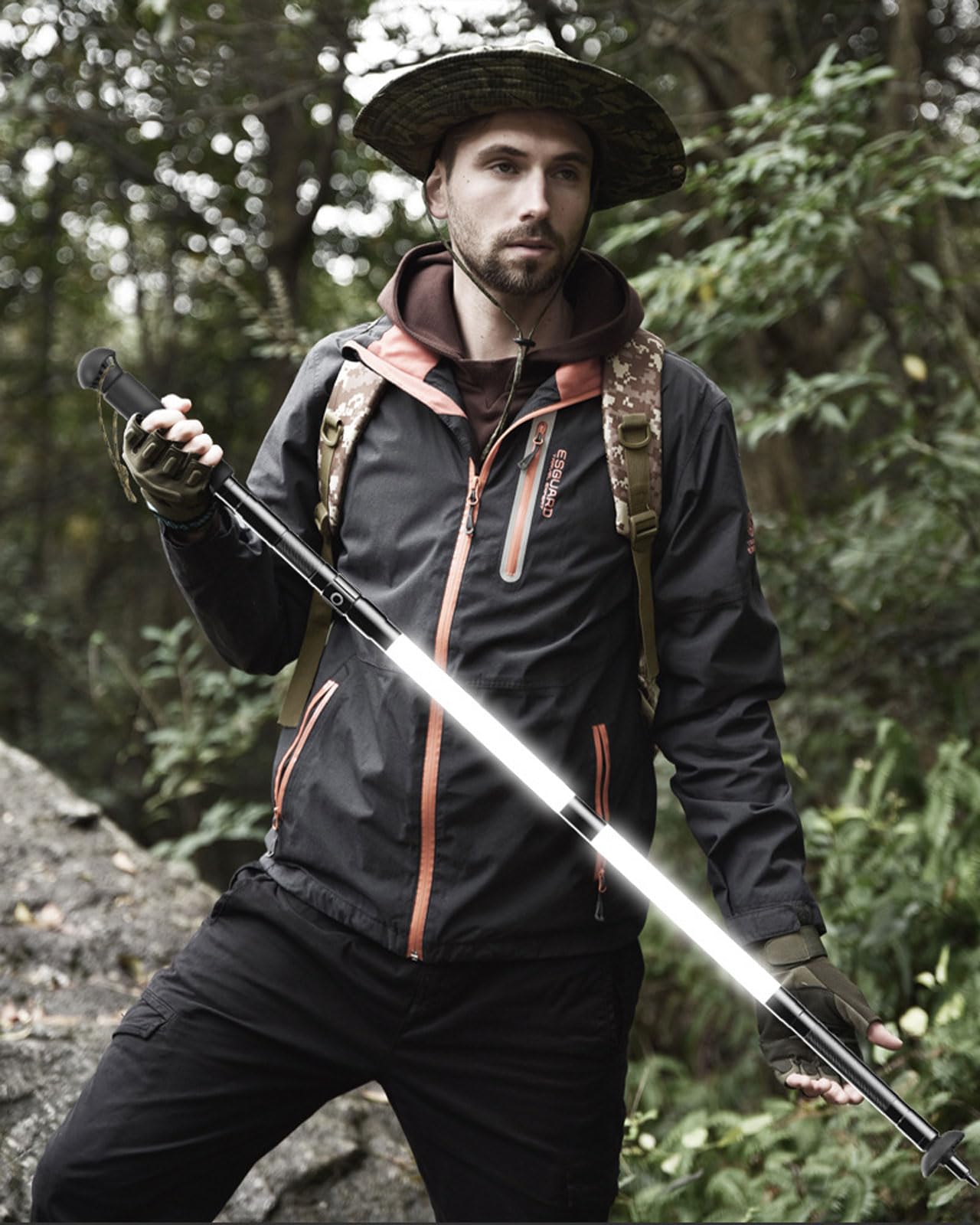 Bastoni da trekking ricaricabili a LED, pieghevoli, con torcia staccabile, multi-strumento di sopravvivenza, personale illuminato per campeggio, escursionismo, uso di emergenza