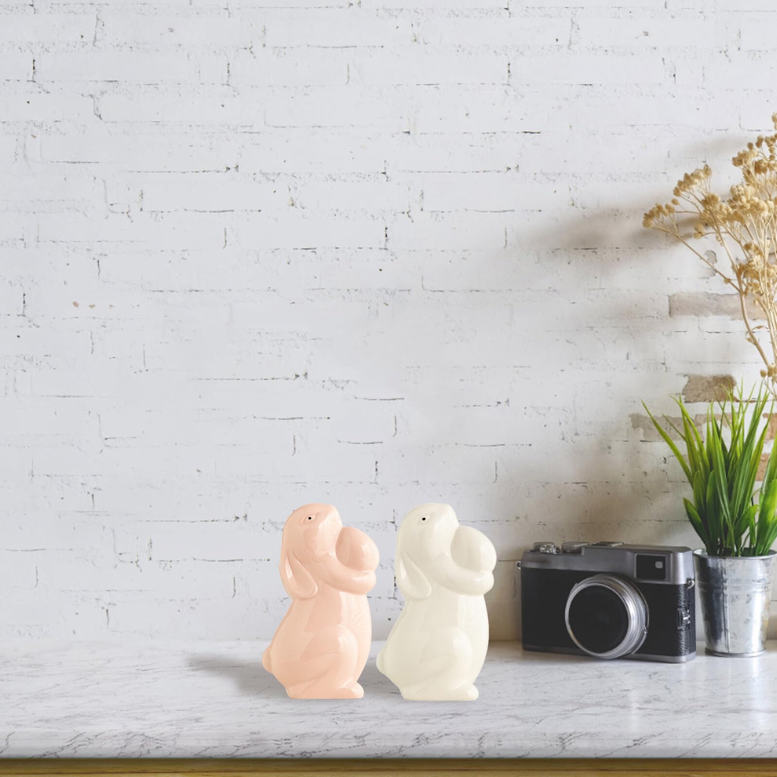 Artibetter 2 Stück Keramik Kaninchen mit Ei Kleine Hasenfiguren in Weiß und Rosa als Osterdekoration für Tisch und Kinderzimmer