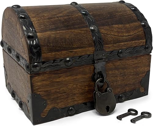 Nautical Cove Cofre del tesoro de madera con acabado envejecido con remaches decorativos y tiras de hierro de refuerzo con cerradura y llaves de