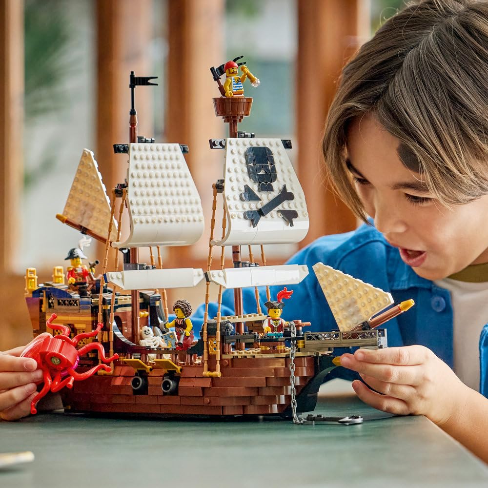 LEGO Creator 3 w 1 Legendarny statek piracki, zabawka konstrukcyjna dla chłopca lub dziewczynki, możliwość przebudowania na zamek lub bliźniacze statki, prezent dla dzieci w wieku od 9 lat 31387