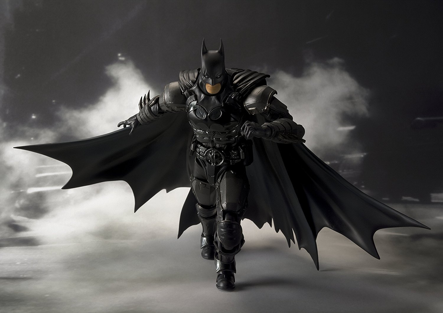 Amazon.co.jp: S.H.フィギュアーツ バットマン INJUSTICE ver. : おもちゃ