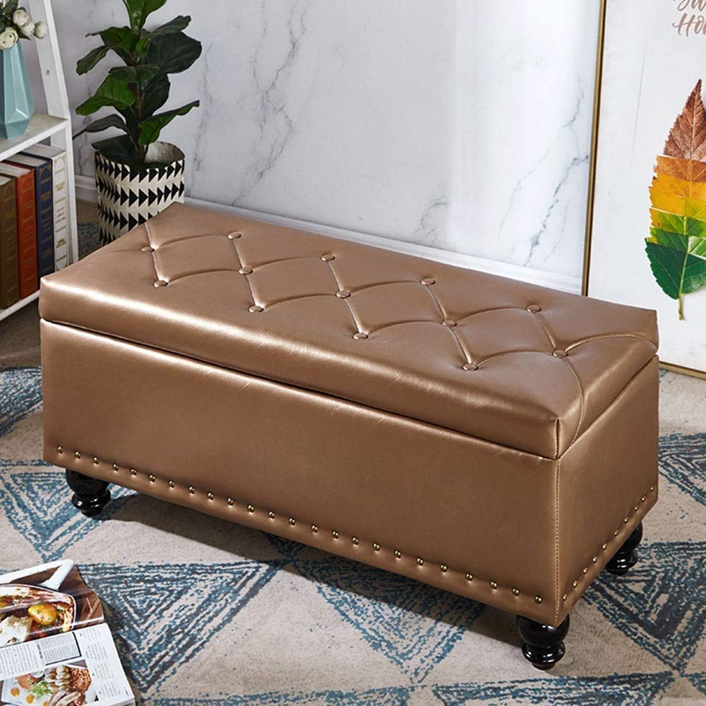 Tabouret à langer et grand coffre de rangement pour une chambre ordonnée