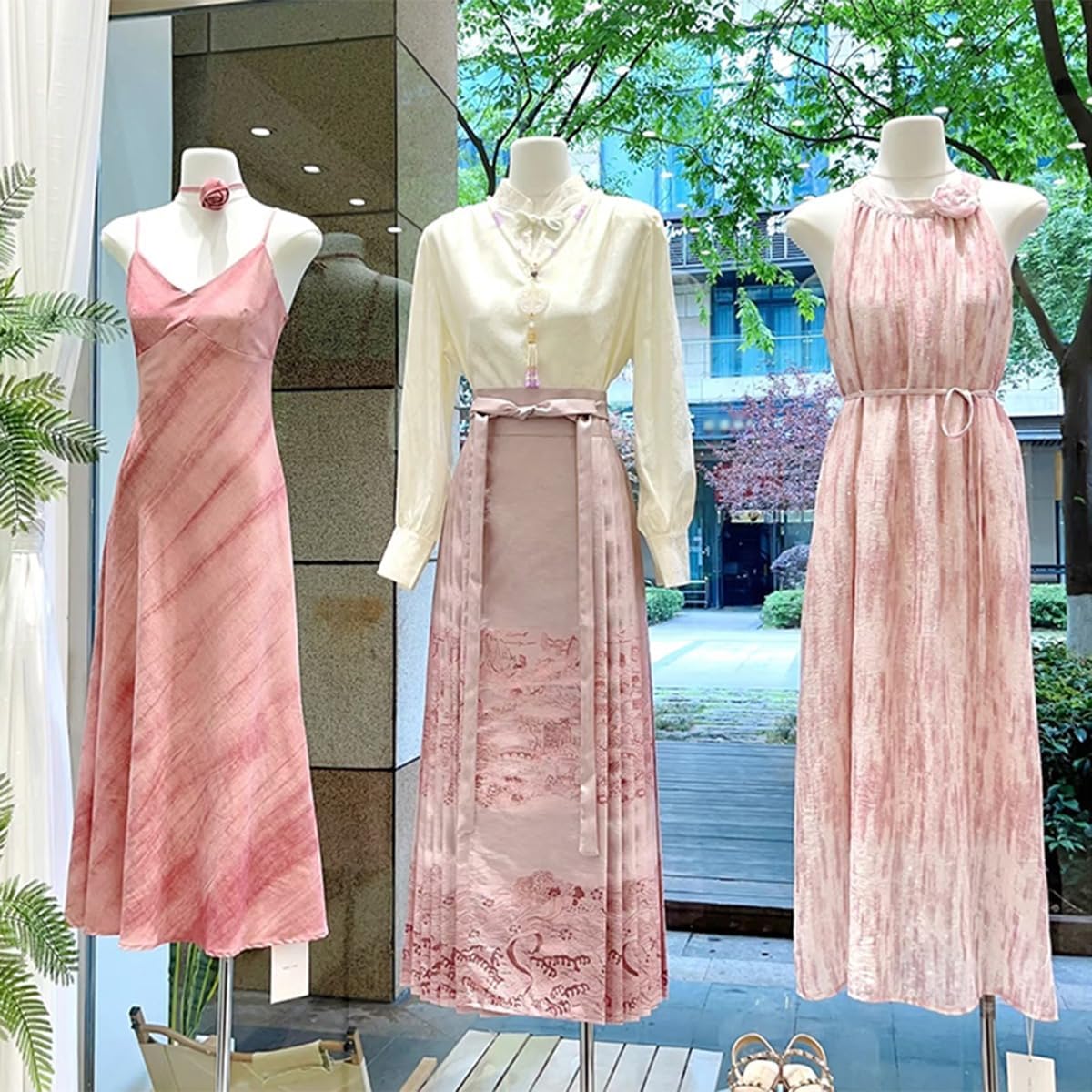 Female Mannequin Torso, Window Clothing Display Dress Forms, Clothing Display Stand for Retail Clothing Shops, Jewelry Shows,Gold