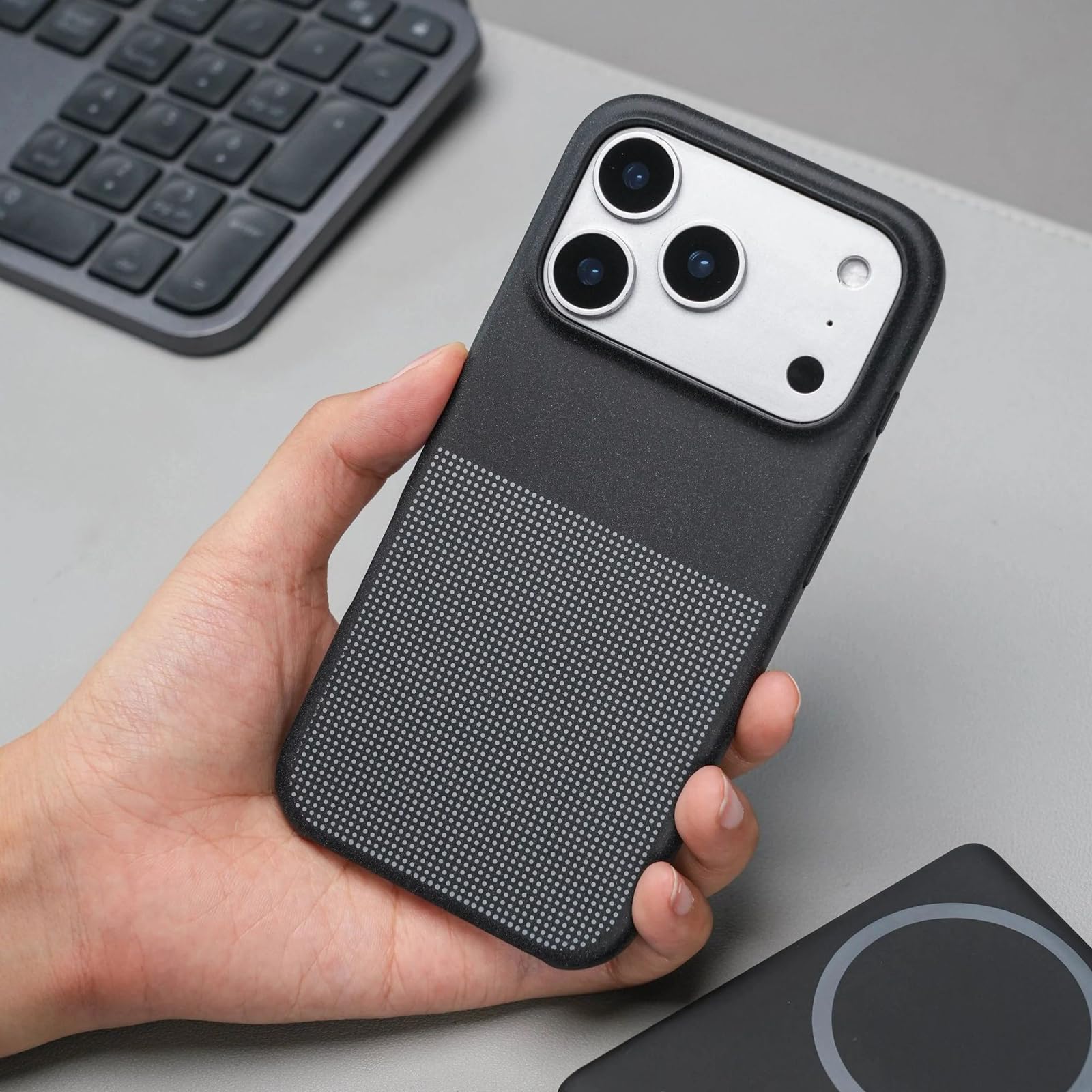 Magnetisch Hülle für iPhone 17 Pro Max/17 Pro/17, Dünne Gefrostet rutschfeste Schutzhülle Unterstützt Drahtlose Aufladung Handyhülle,Schwarz,17 Pro