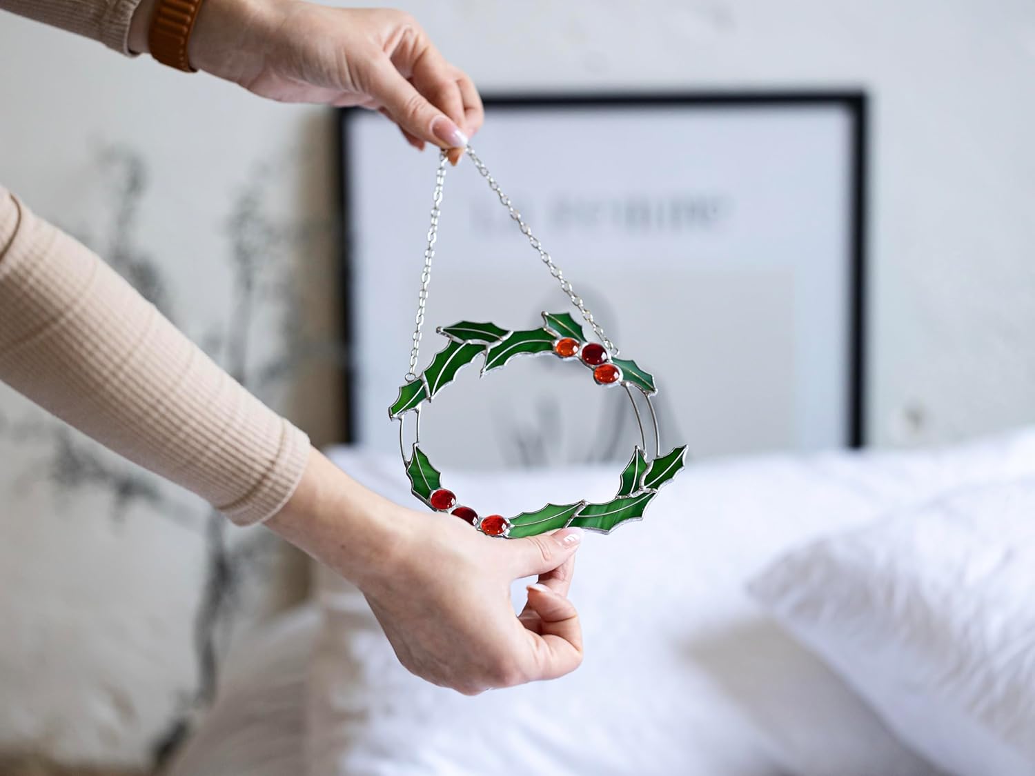 Stained Glass Christmas Green Wreath Sun Catcher, Holiday Window or Wall Decor, Festive Cling Art for Home, Holiday Wreath Stained Glass, Festive Window Decoration, Handcrafted Christmas Home Decor