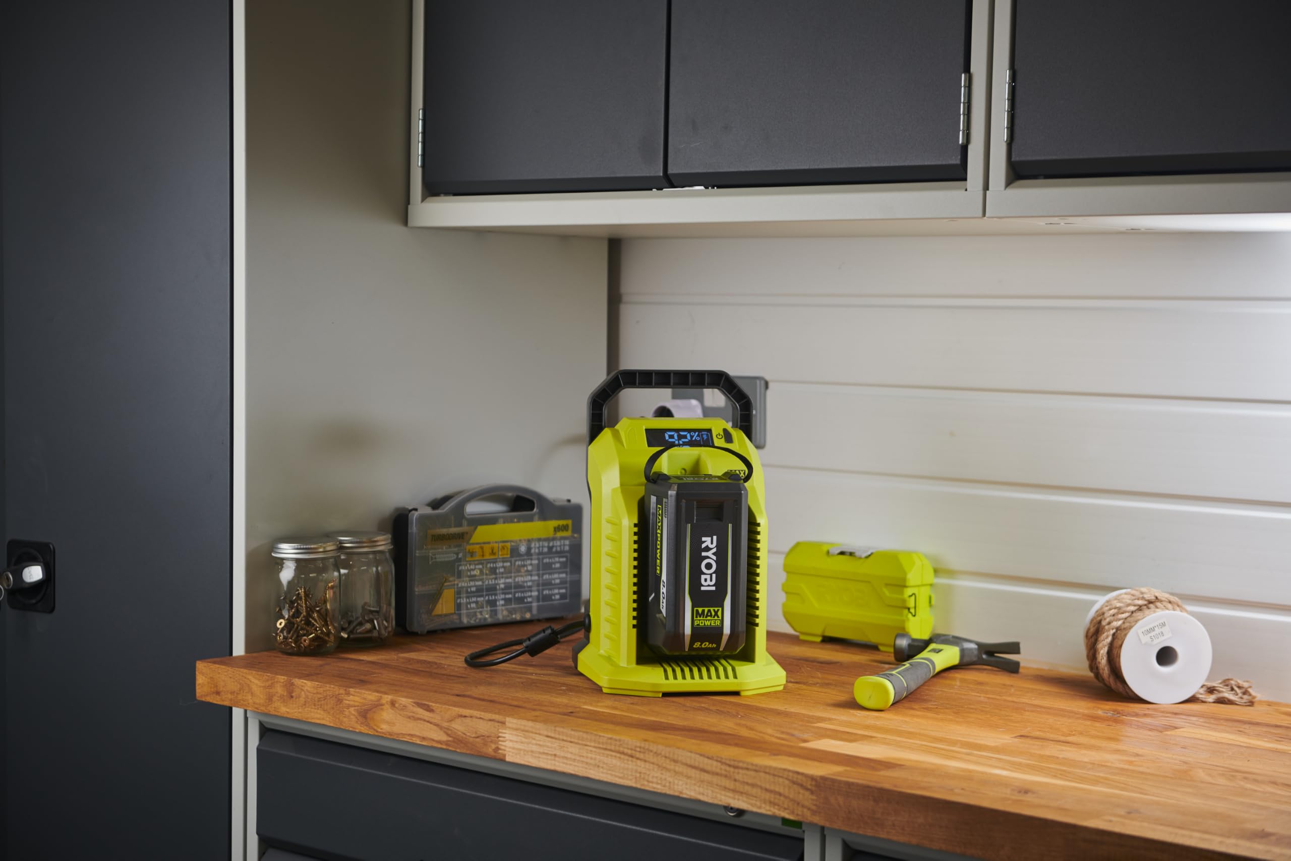 RYOBI Chargeur Rapide 36V Max Power RY36C10A – Chargeur Lithium+ Intelligent, Compatible Toutes Batteries 36V, Recharge Optimisée pour Tondeuse, Souffleur, Tronçonneuse et Outils de Jardin