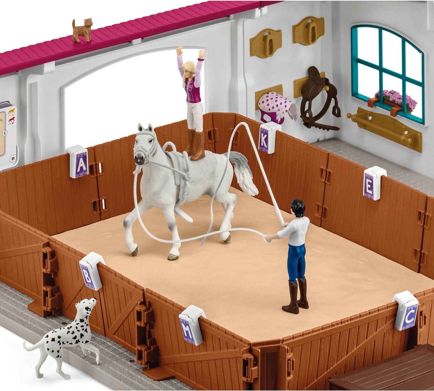 Schleich Horse Club | Picadero Cubierto Peppertree 42639 | con obstáculos, Paddock y Muchos Accesorios | Regalo Ideal y Juguetes de Caballos para niños a Partir de 5 años | Set de 179 Piezas | Con obstáculos, paddock y muchos accesorios | gran regalo para