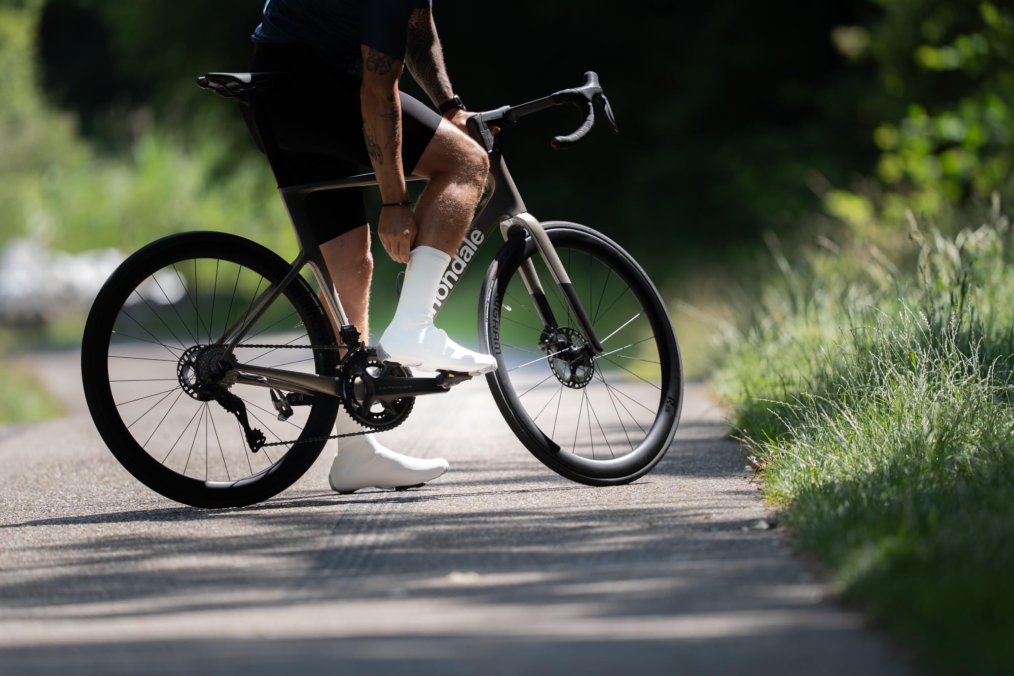 BBB Cubrezapatillas de Ciclismo RaceFlex sin Cremallera, aerodinámico, Resistente al Viento y al Agua, Fundas para Zapatos de Ciclismo de Carretera, Color Blanco, BWS-29