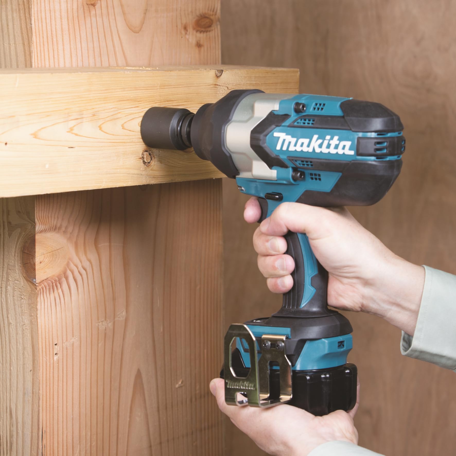Makita DTW1002RTJ Akku-Schlagschrauber 18 V / 5,0 Ah, 2 Akkus + Ladegerät im MAKPAC