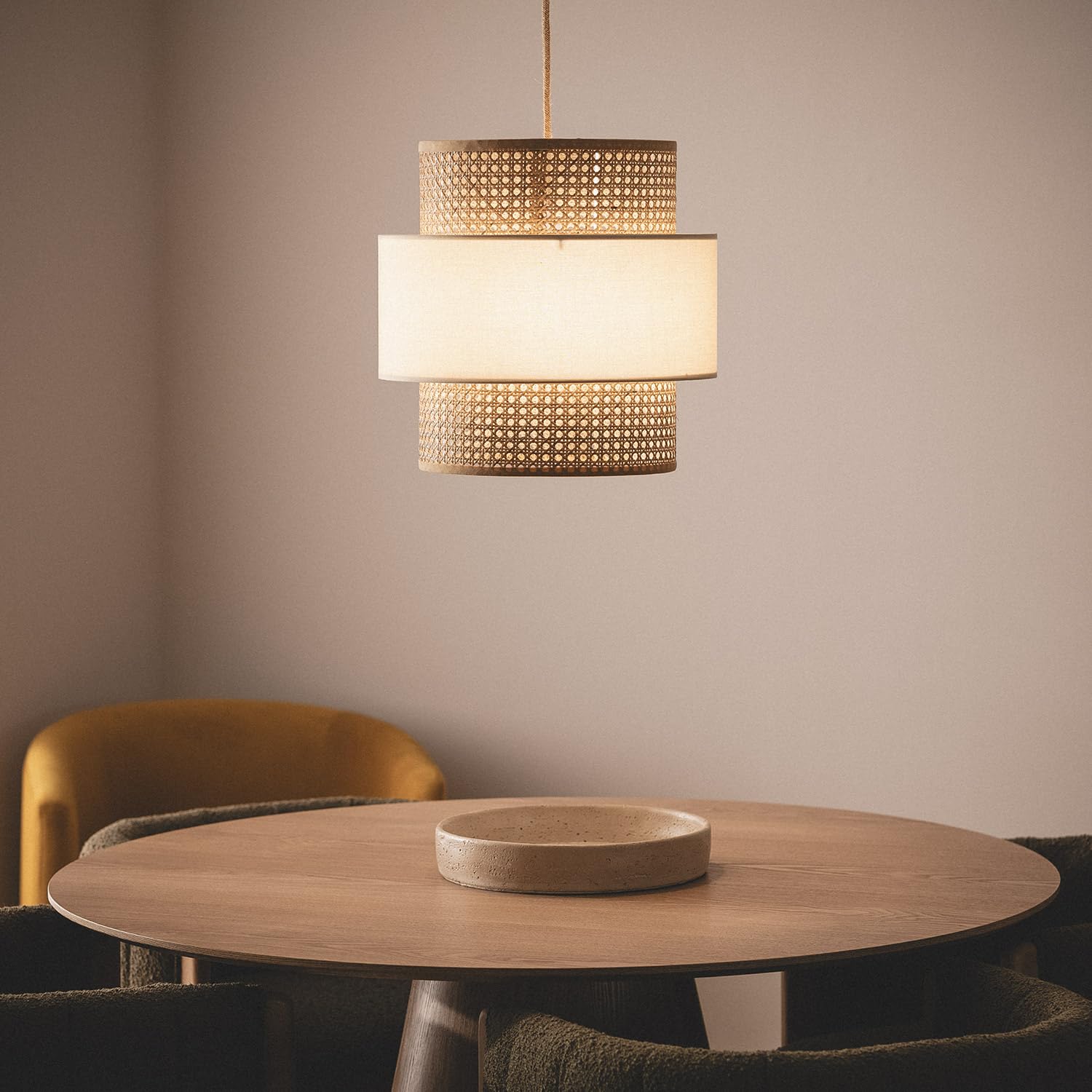 LEDKIA Lampada Sospensione Rattan e Tessuto Amaia Beige | Design Elegante e Versatile | Ideale per Ambienti Rustici o Contemporanei | Facile Installazione