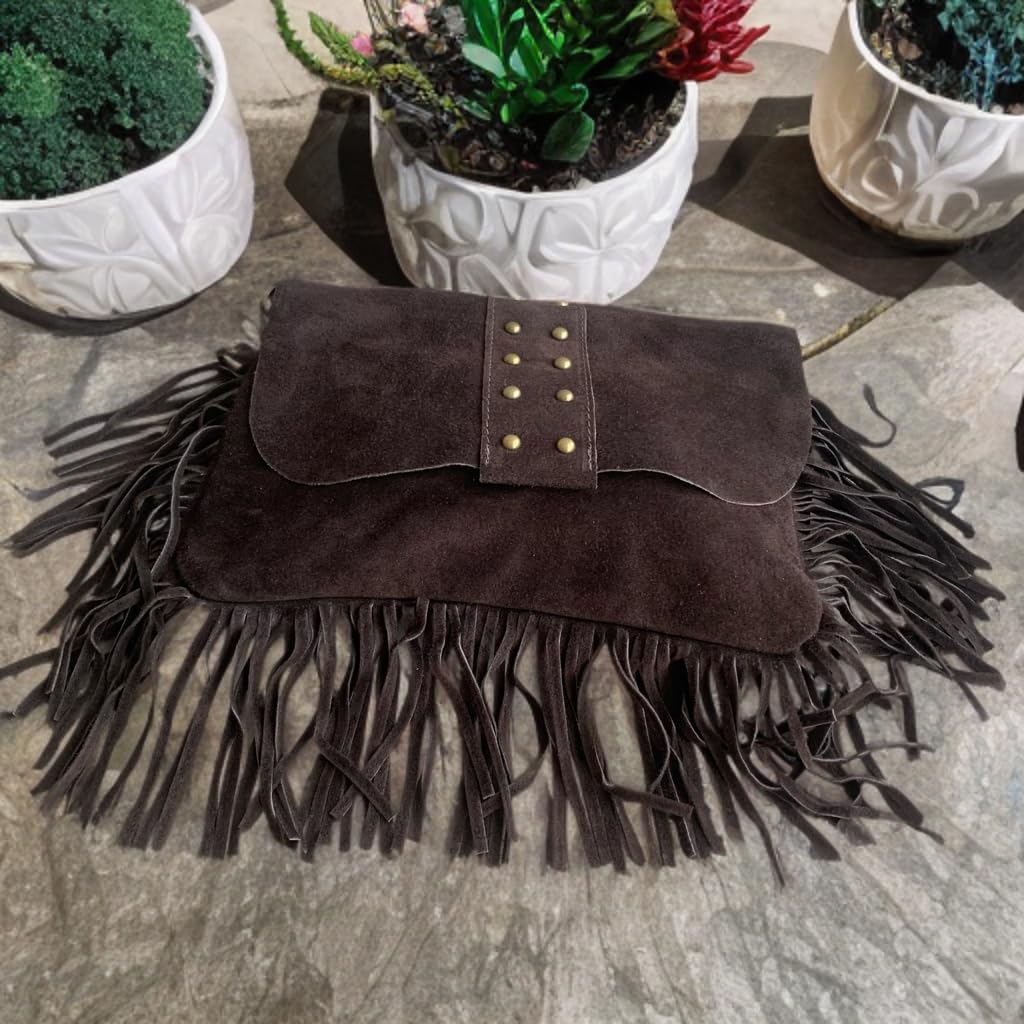 Borsa a tracolla con frange e borchie in camoscio italiano. Cinturino regolabile e intercambiabile. Chiusura con cerniera. Interno foderato con tasca integrata.