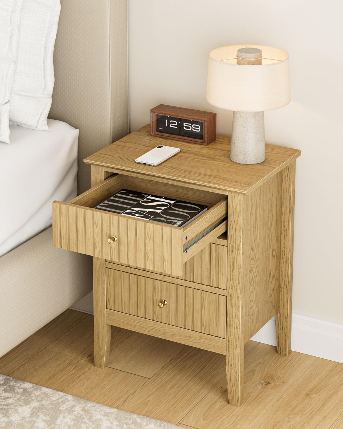 HEYZOEY Table de Nuit Vintage avec 3 Tiroirs, Table de Chevet Style Ferme Rustique avec Poignées Dorées, Table d'Appoint pour Chambre et Salon, Chêne Clair (45 × 35 × 61 cm)
