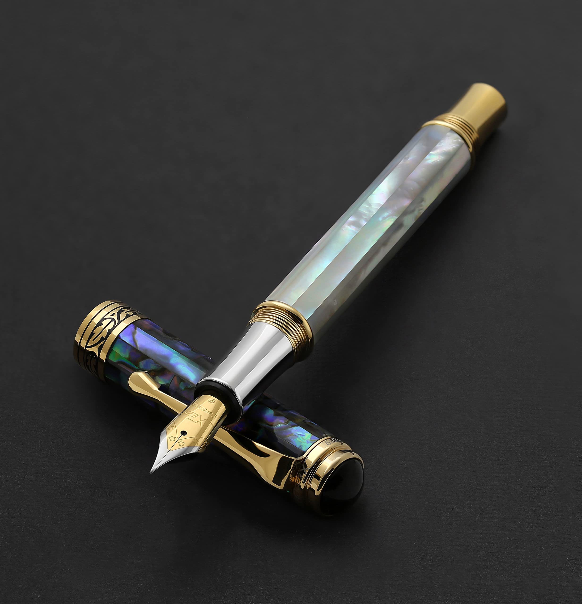 Xezo Penna stilografica Maestro, punta fine. Conchiglia madreperla bianca e conchiglia marina pāua di origine oceanica. Placcatura in oro 18 carati e platino puro. Unicità di design.