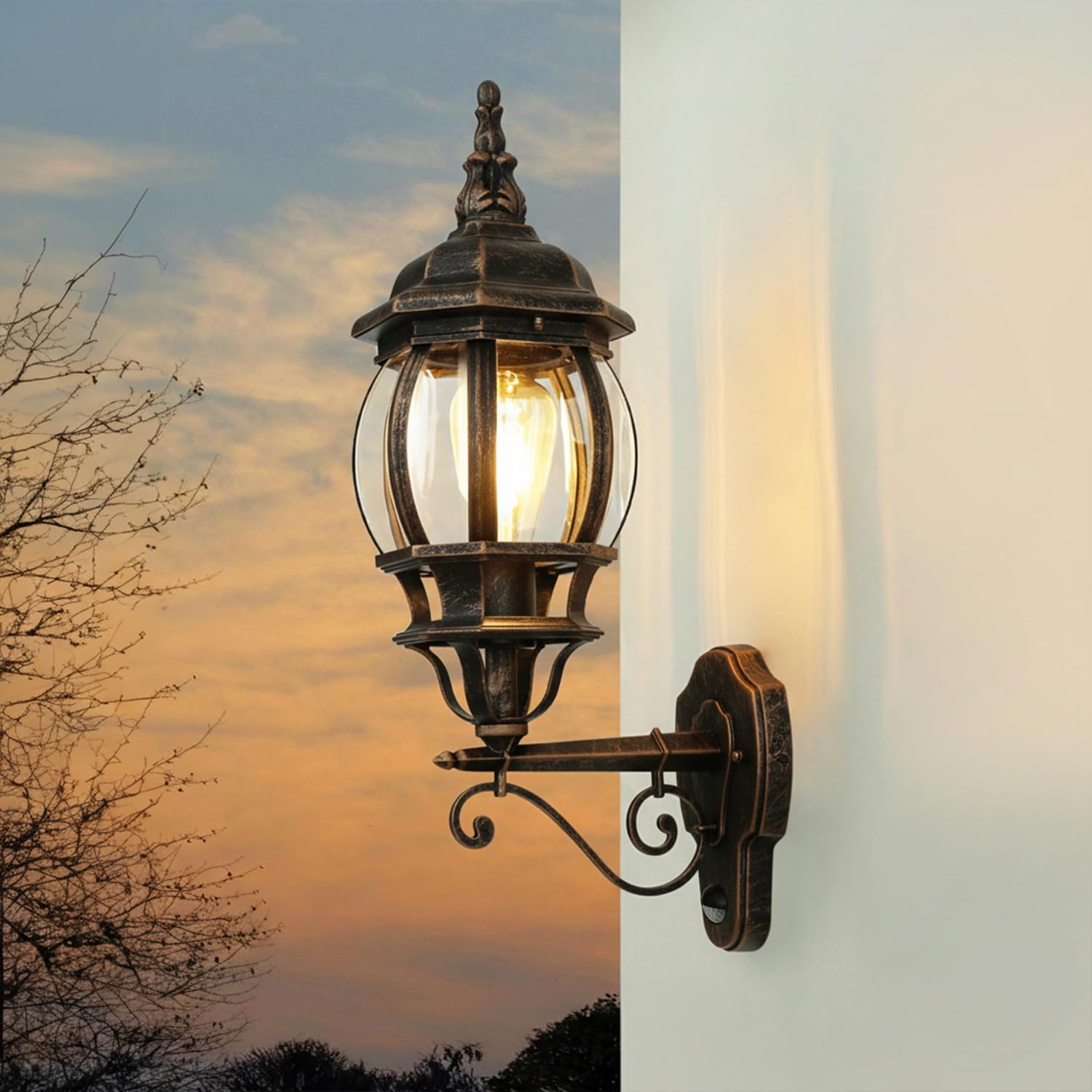 Licht-Erlebnisse Außenlaterne Wand mit Bewegungsmelder H: 54 cm IP23 in Kupfer Antik E27 Rustikal Glas Aluminium Wandleuchte außen Laterne Terrassenlampe