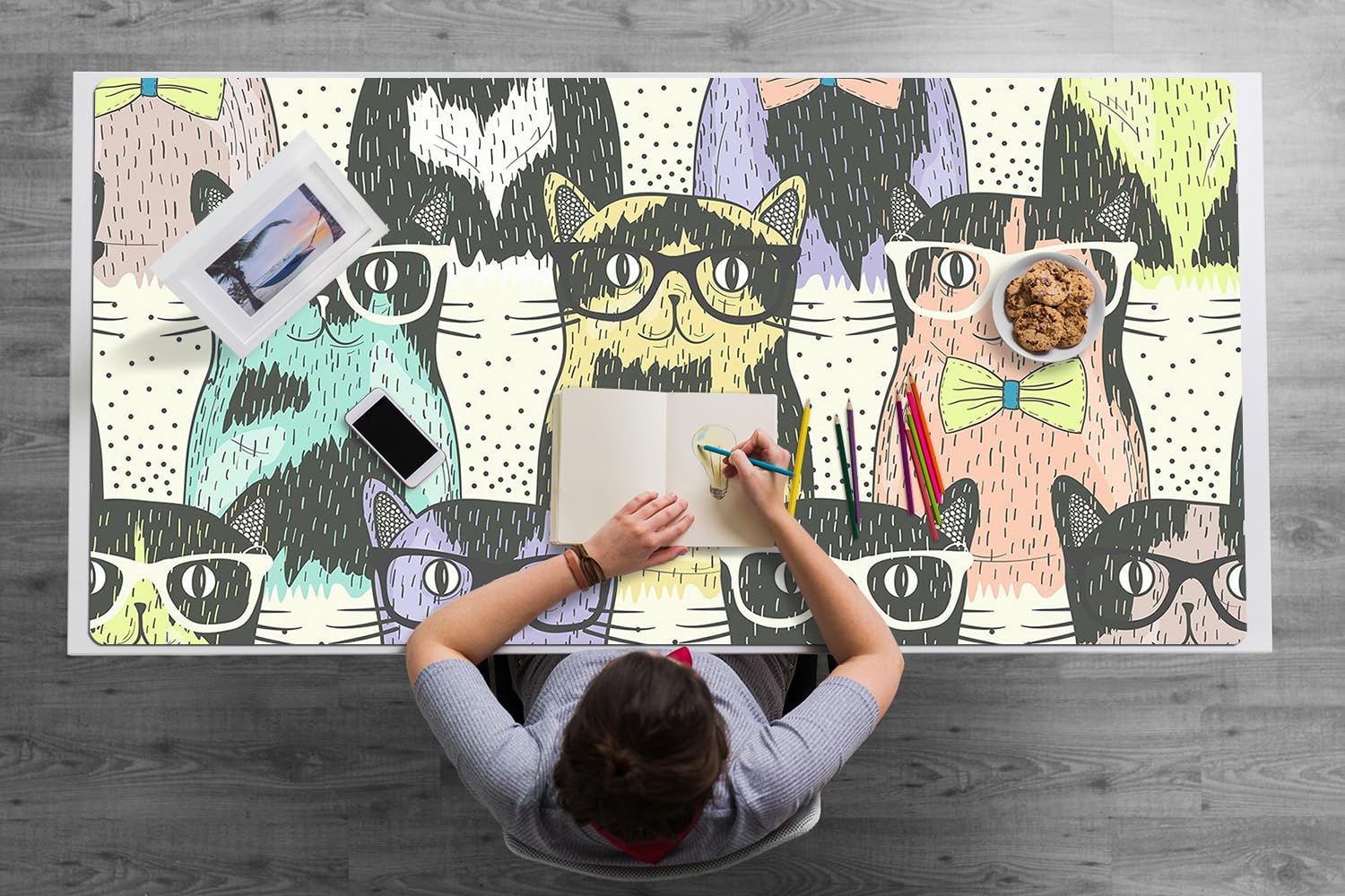 Couverture De Bureau 120x60 cm pour L’espace de Travail Antidérapante Protection des Surfaces Vinyle PVC Idéal à la Maison Imperméable Facile à Nettoyer Bords Arrondis - Chats à lunettes