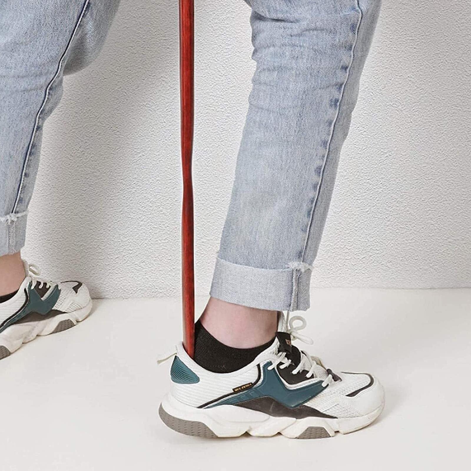 Chausse-Pieds Corne de Chaussure en métal-Corne de Chaussure Longue à Long Manche Chausse-Pied en Bois Massif Porteur de Chaussure Facile à Utiliser avec lanière Extracteur de 74 cm