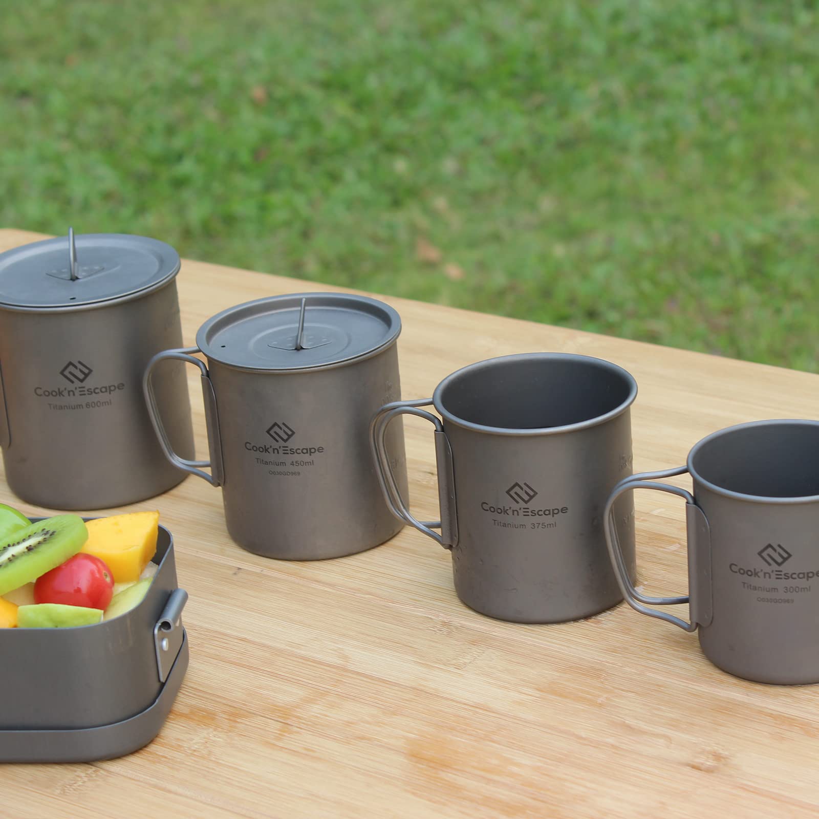 COOK'N'ESCAPE Tazza in Titanio da Campeggio – Tazza da Campeggio Ultraleggera con Manico Pieghevole, Appendibile, Resistente al Calore, per Campeggio e Outdoor (300 ml)